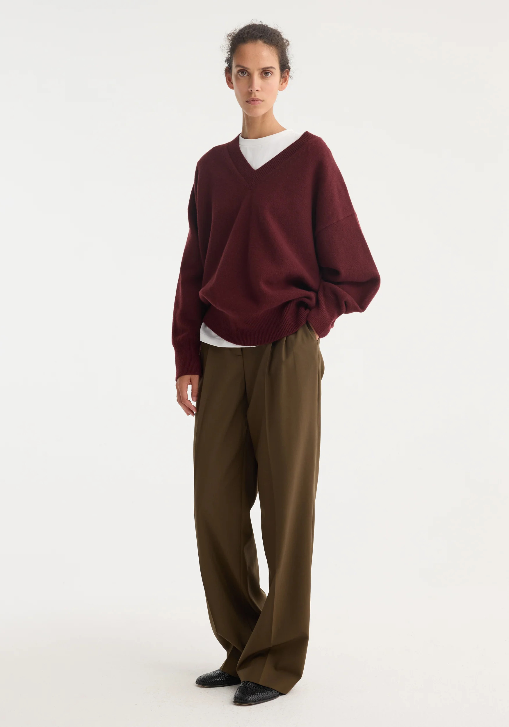 v-neck knitted jumper | burgundy | Rohe