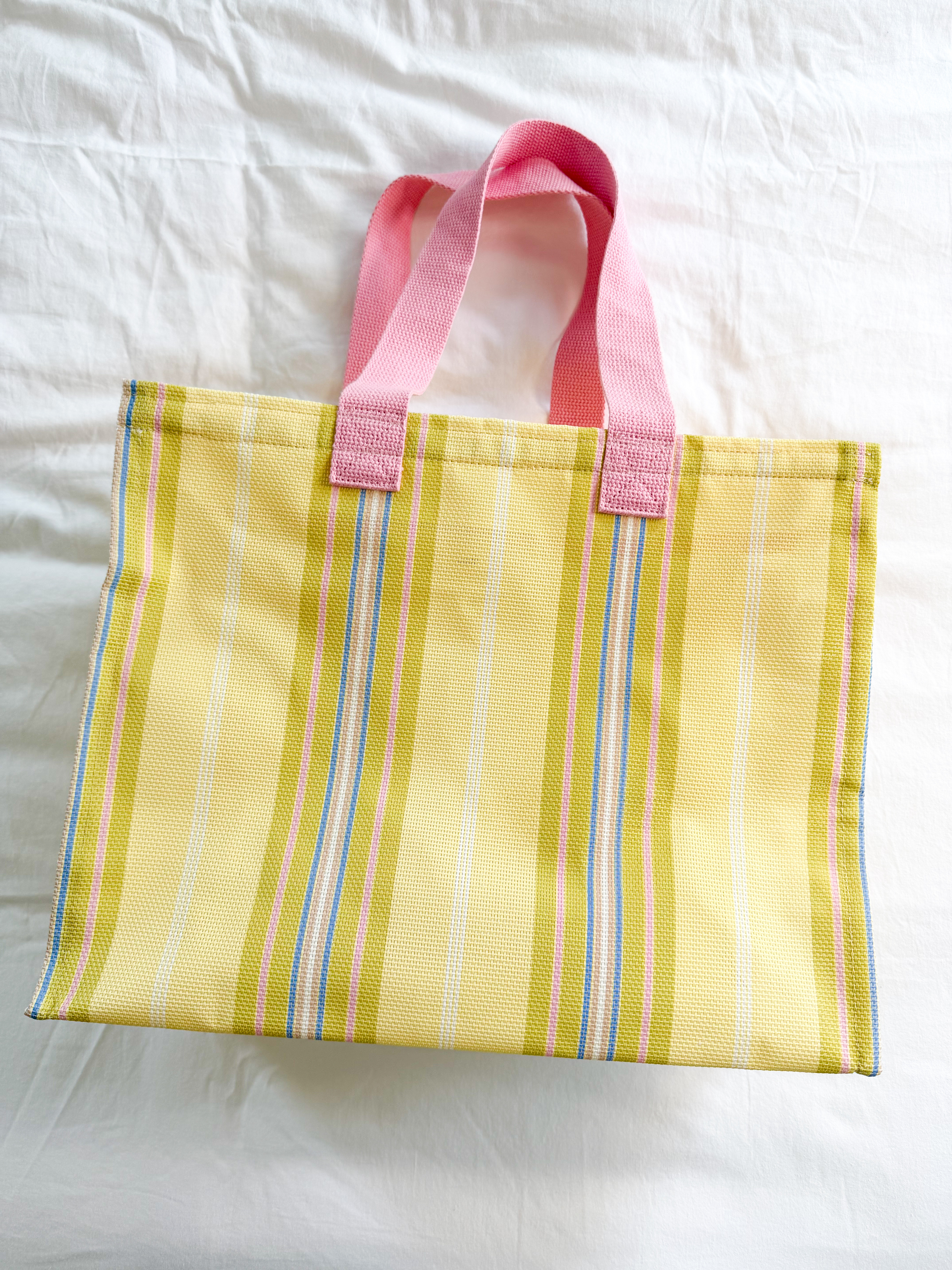 Cute mesh tote bag for summer! Love the colors ☺️ 