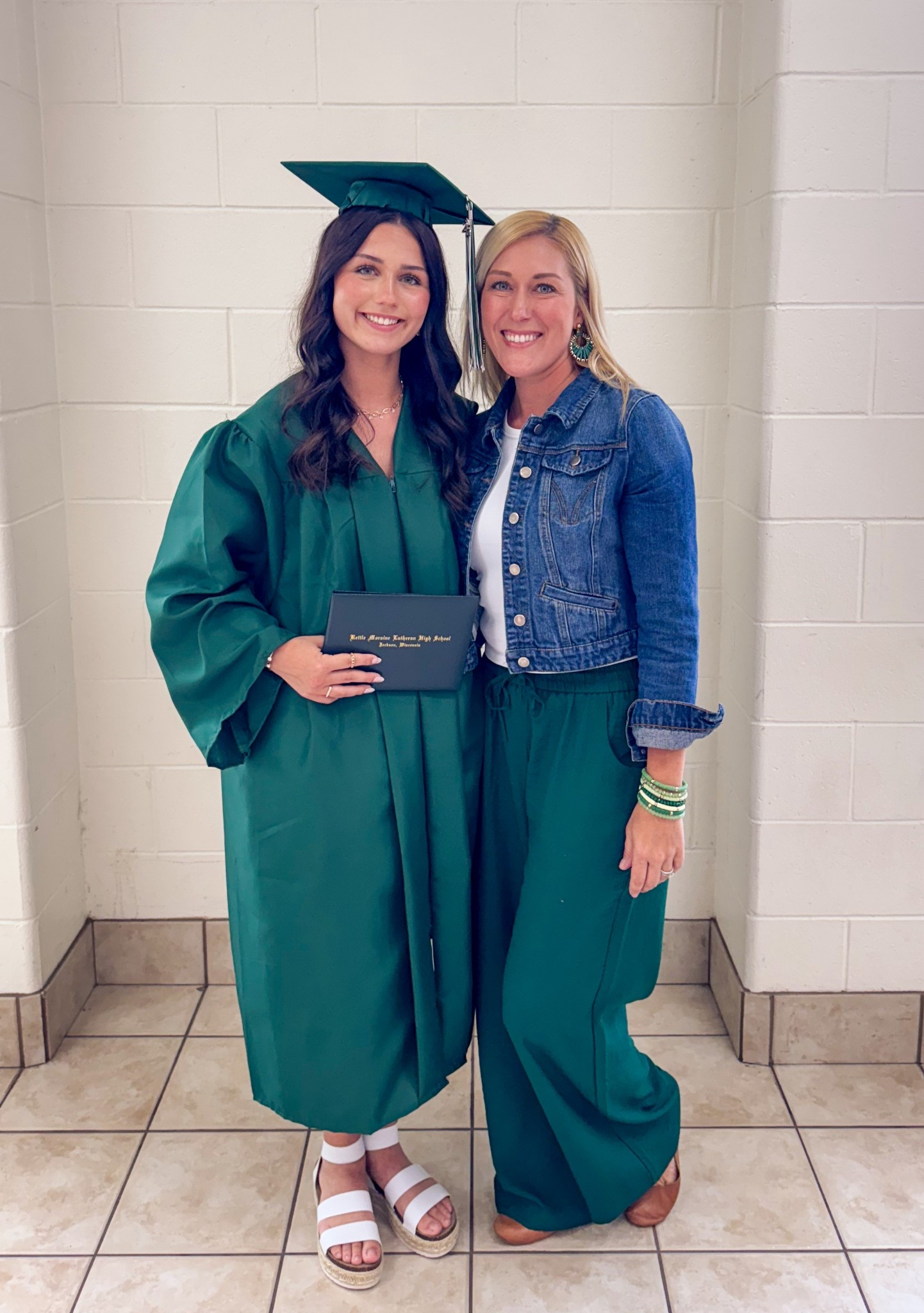 🎓 Proud Mom Moment + Outfit Details! 💖
I still can’t believe my baby girl just graduated — cue all the happy tears! 😭💐 It was such a special day, and I felt confident, stylish, and totally myself in this outfit… (Grab it now — a few pieces are selling fast!)
#GraduationStyle #ProudMomLook