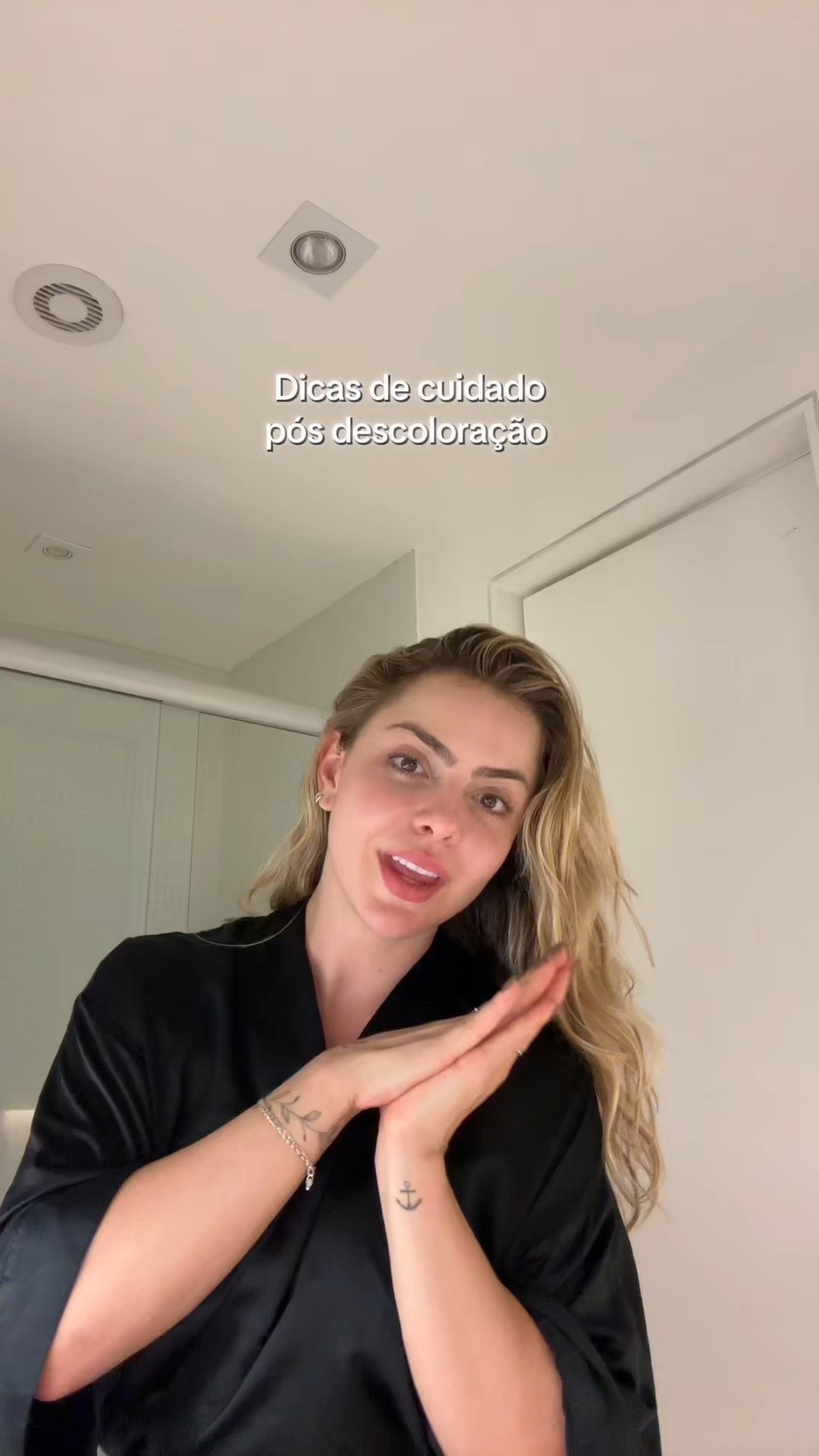 Dicas de cuidado pós descoloração! 

As lavagens que eu sempre faço são: acidificação e nutrição 
E muito muito óleo! ❤️✨

Meus produtos preferidos são: 
Acidificante - Chroma Absolu de Kérastase 
Máscaras de nutrição - Oil reflection Wella e Dark Oil da Sebastian 

PS: tratamentos noturnos também são bem vindos, night spa da truss é incrível ❤️✨