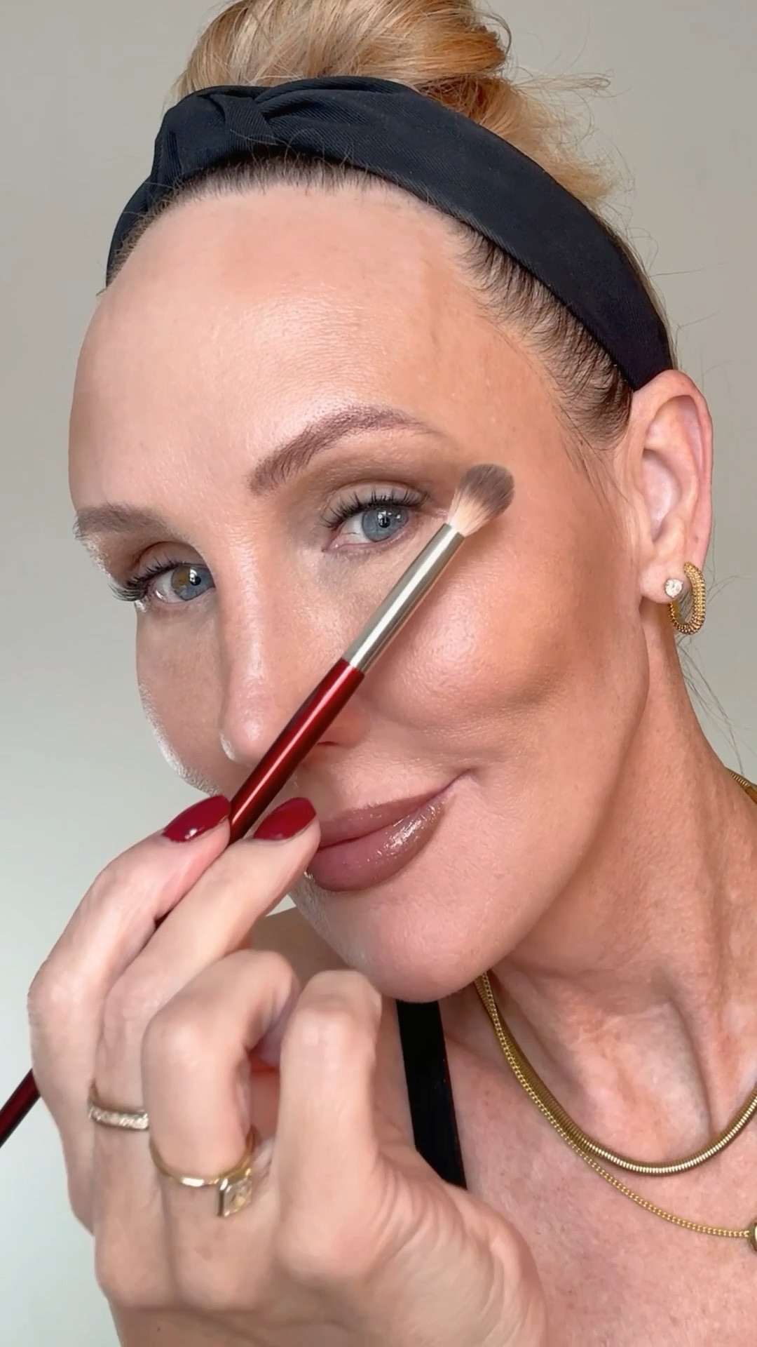 Uplifted mature eyes with Hung Vanngo Color Story Eyeshadow Palette in New Neutrals ❤️

#Eyeshadow #makeup #makeuptips #makeupover40 #GRWM 