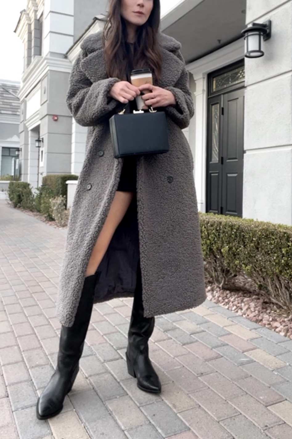 Big Sherpa coat for this Winter 👌🏼🐻 

Gray Sherpa coat, big winter coat, warm winter coat, gray coat, cozy long coat, blanket coat, oversized coat, winter outfit, winter coat outfit, coat outfit, coat with boots outfit, black cowboy boots, black shorts, black t-shirt

#LTKunder100 #LTKSeasonal #LTKstyletip