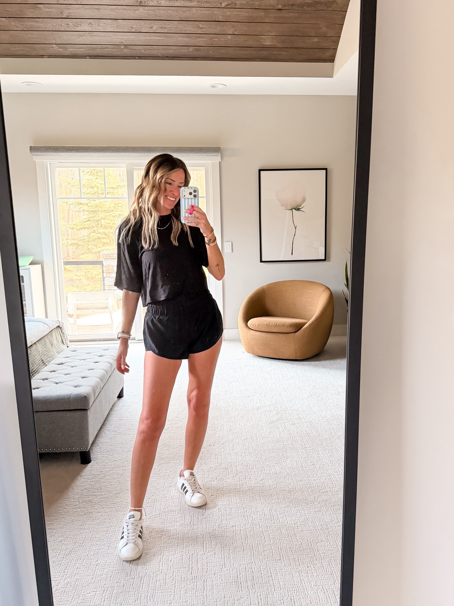 Soccer mom outfits for summer game days
Warm weather mom style
Sports moms 
All black outfit 
