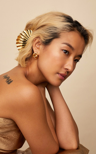 Lauren's ClosetLelet NYShell Claw Clip$180Color—GoldAdd To BagAdd to FavoritesEDITOR'S NOTERunw... | Moda Operandi (Global)