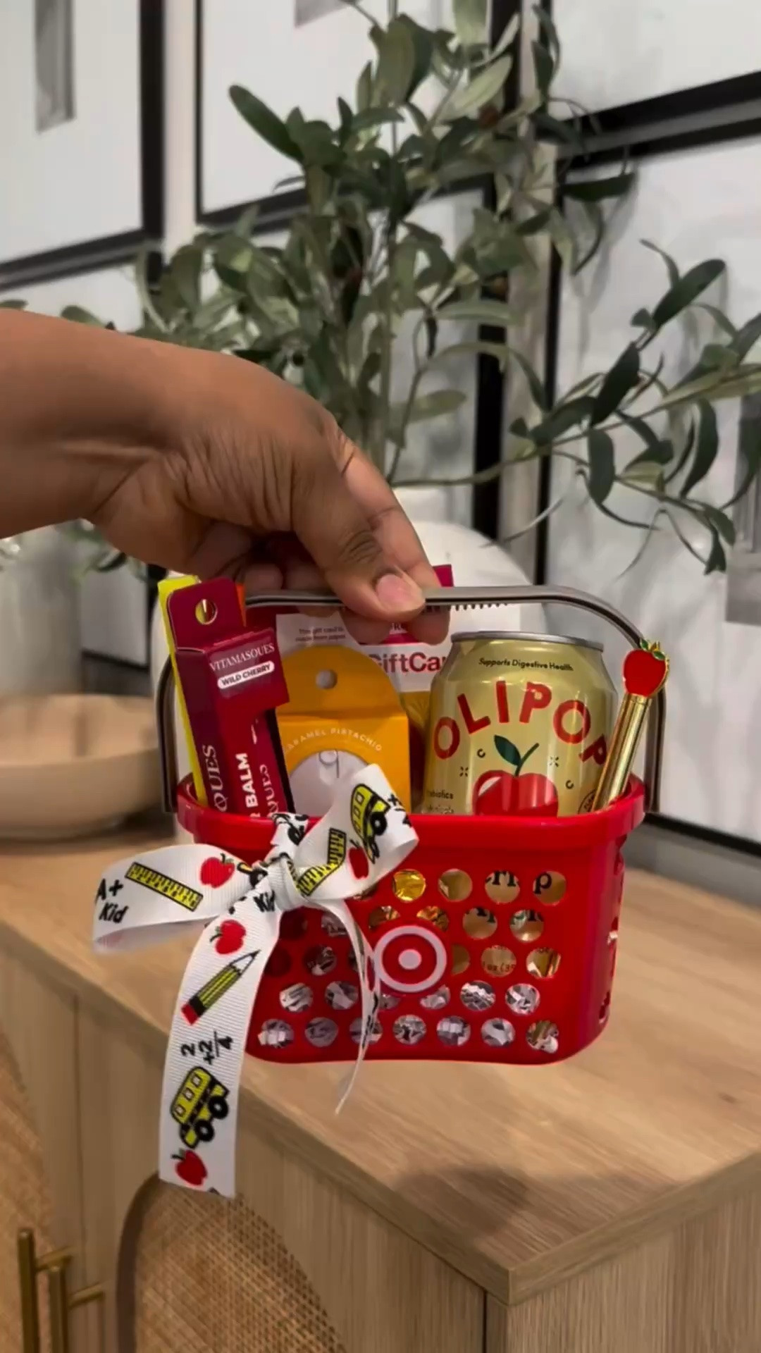 How cute are these little baskets?! 🥹 Great teachers deserve the world & a small token of appreciation goes a long way 🍎🤍 I still remember some of my teachers growing up… do you? My kinder, 3rd, 4th, 6th, and some high school teachers left a forever mark on my heart 🫶🏽