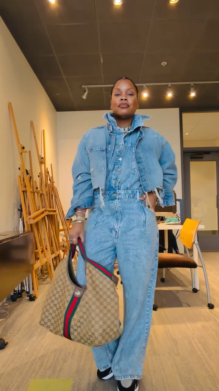 Hey boo! Denim on denim with a side of layering! 💙 This jumpsuit is sleeveless so I layered with the cropped overshirt! Just a cute workwear look that’s easy to work with pieces in your closet. What y’all think?
•
•
Jumpsuit style, denim style, effortless style, jewelry style