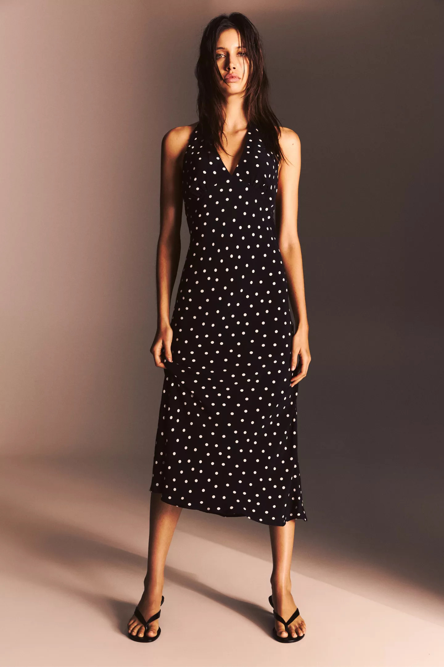 Midikleid mit Tupfen | PULL and BEAR DE