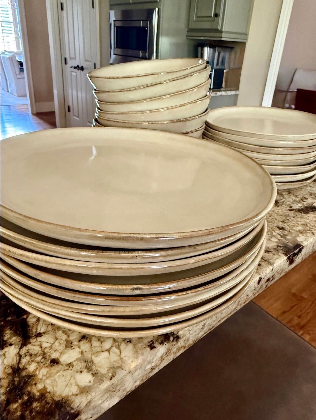 The prettiest ceramic dinnerware! 
🤍
I love how high-end this dish set feels! Such a beautiful way to elevate your everyday table.