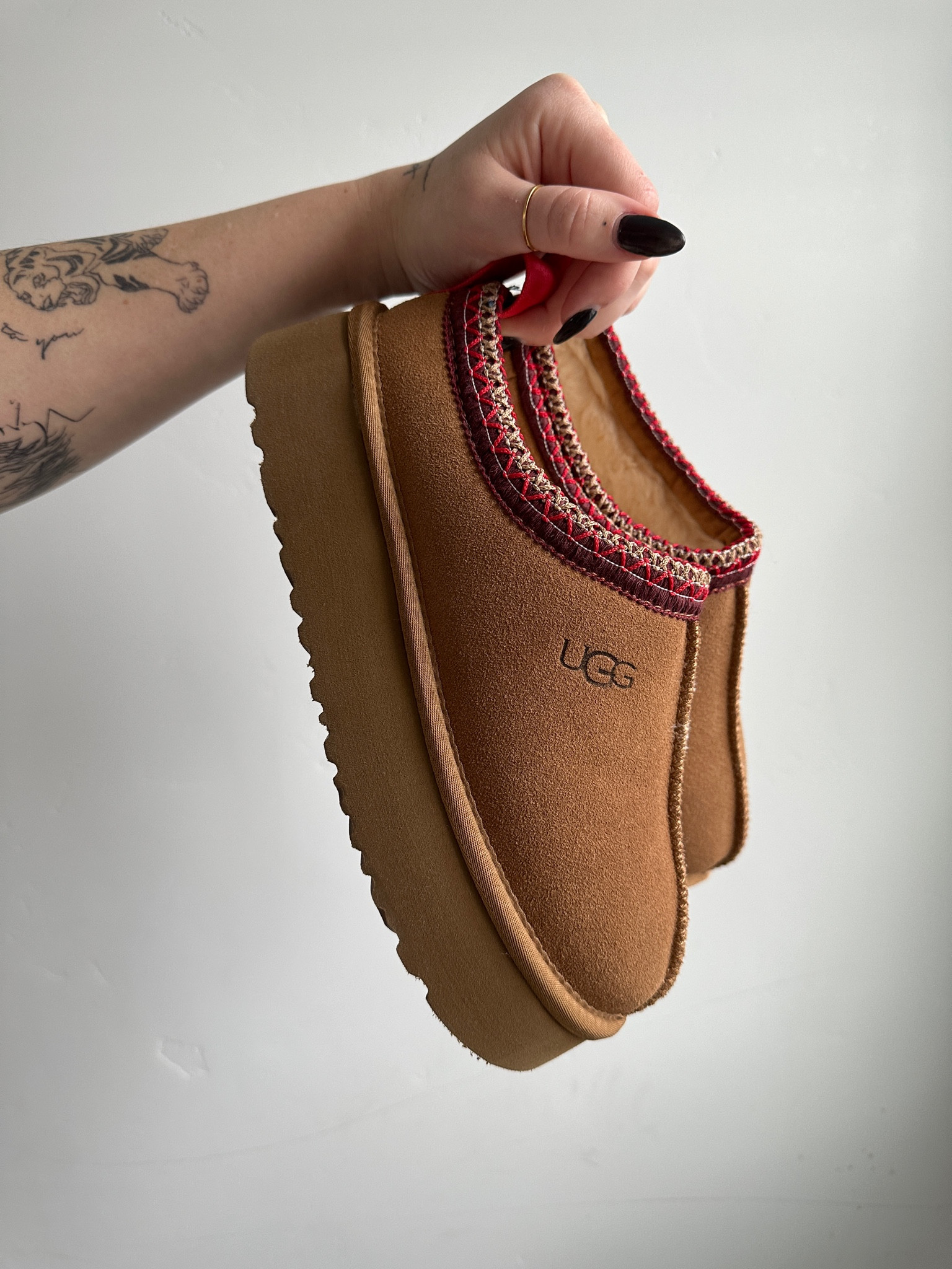 D H [gate] Ugg Tazz. Ima. Size 7.5-8 and ordered a 38! 