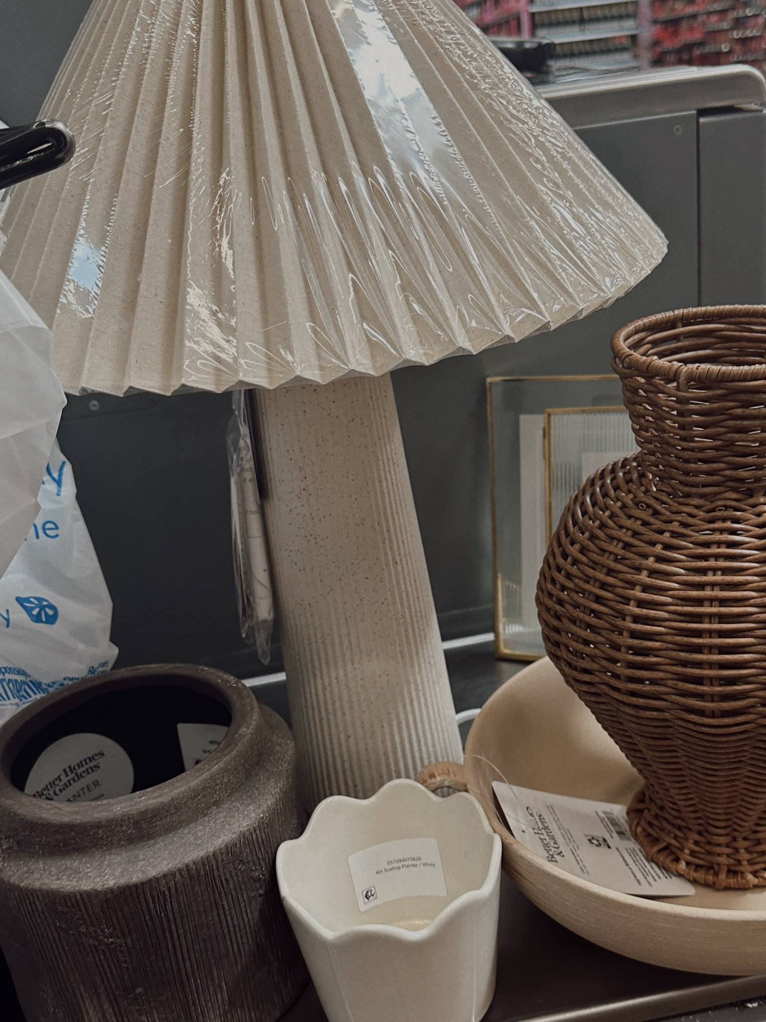 Walmart decor haul🤎


Fluted picture frame. Gold picture frame. Table lamp. Wicker decor. Ceramic decor. Planters. 