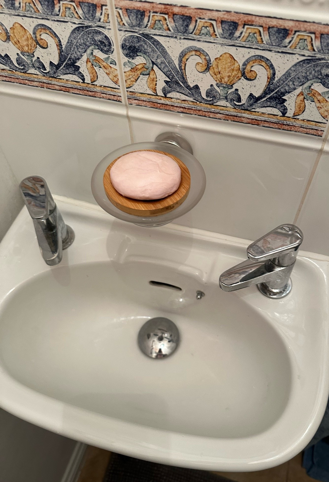 soap dish (stick on no screws)
Wooden soap stands 

.. so in love with my new soap dish - it’s perfect for my small sink in my downstairs cloakroom, no screws were needed as it just sticks onto the tiles. 

.. I then bought some wooden soap stands to rest the soap on and I’m so pleased with the results 

#soapdish #homedecor #soapstand

#LTKhome #LTKuk #LTKmodest