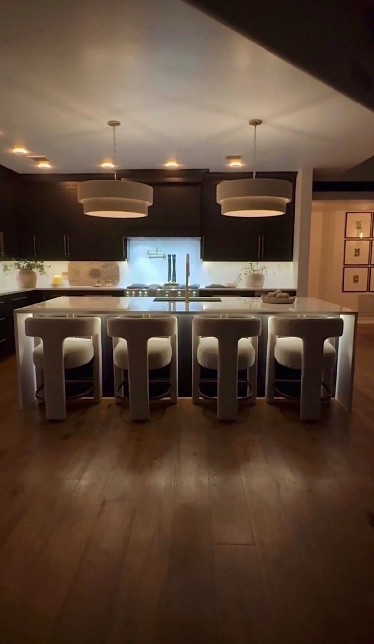 Love how the lighting transforms this kitchen at night. The boucle barstools, dark cabinetry, and clean counters keep it modern but still inviting.😍

#kitchendesign #amazonhome #moderninteriors #neutraldecor #homeinspo
#summerthompsonstyles

#LTKHome