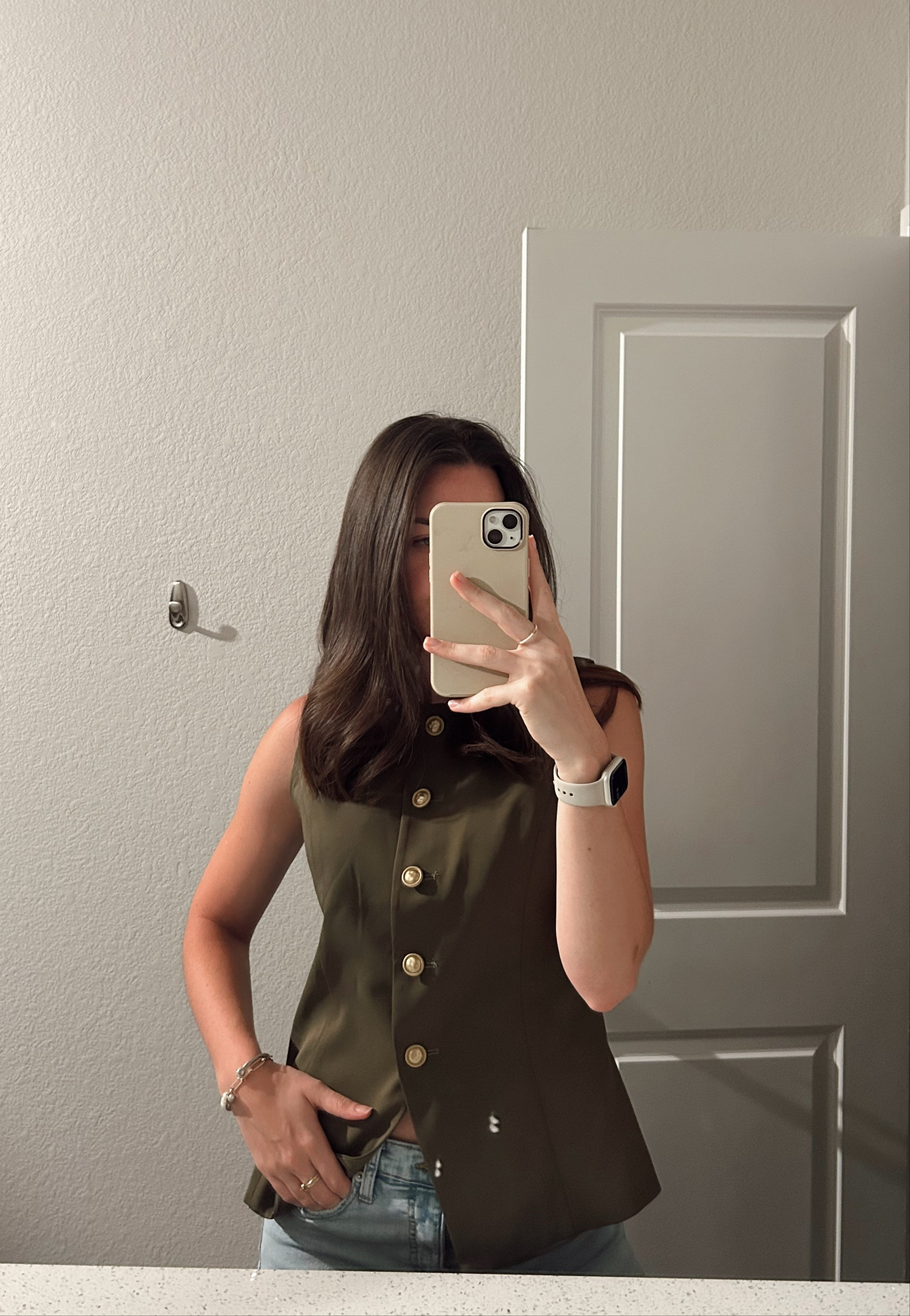 Just found the perfect summer workwear staple and had to share. This army green sleeveless blazer vest from Amazon is lightweight and breathable for warmer days. I love how versatile it is — you can dress it up with trousers for the office or throw it over a tank and jeans for a casual chic vibe. The fit is super flattering, and the button-down style gives it a structured look without feeling too formal. Definitely one of those pieces I’ll be reaching for on repeat this season! 

 