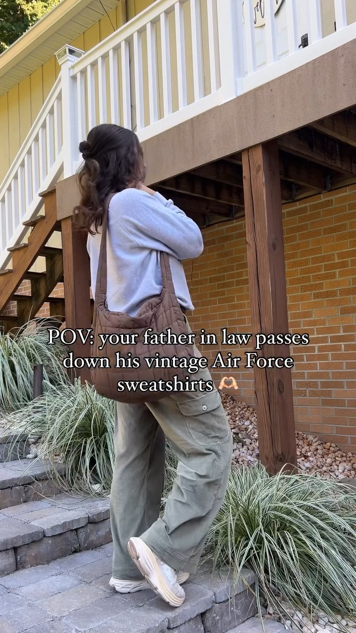 Vintage + 90’s mom vibes, outfit inspo 🤎

These corduroy cargos are everything 🙌🏻
Comment SHOP to receive outfit details straight to your DMs 🫶🏻

#momswithstyle #momootd #momoutfits #everydaystyle #outfitideas #casualstyle #momstyle #outfitinspo #vintagesweatshirt #90smomvibes