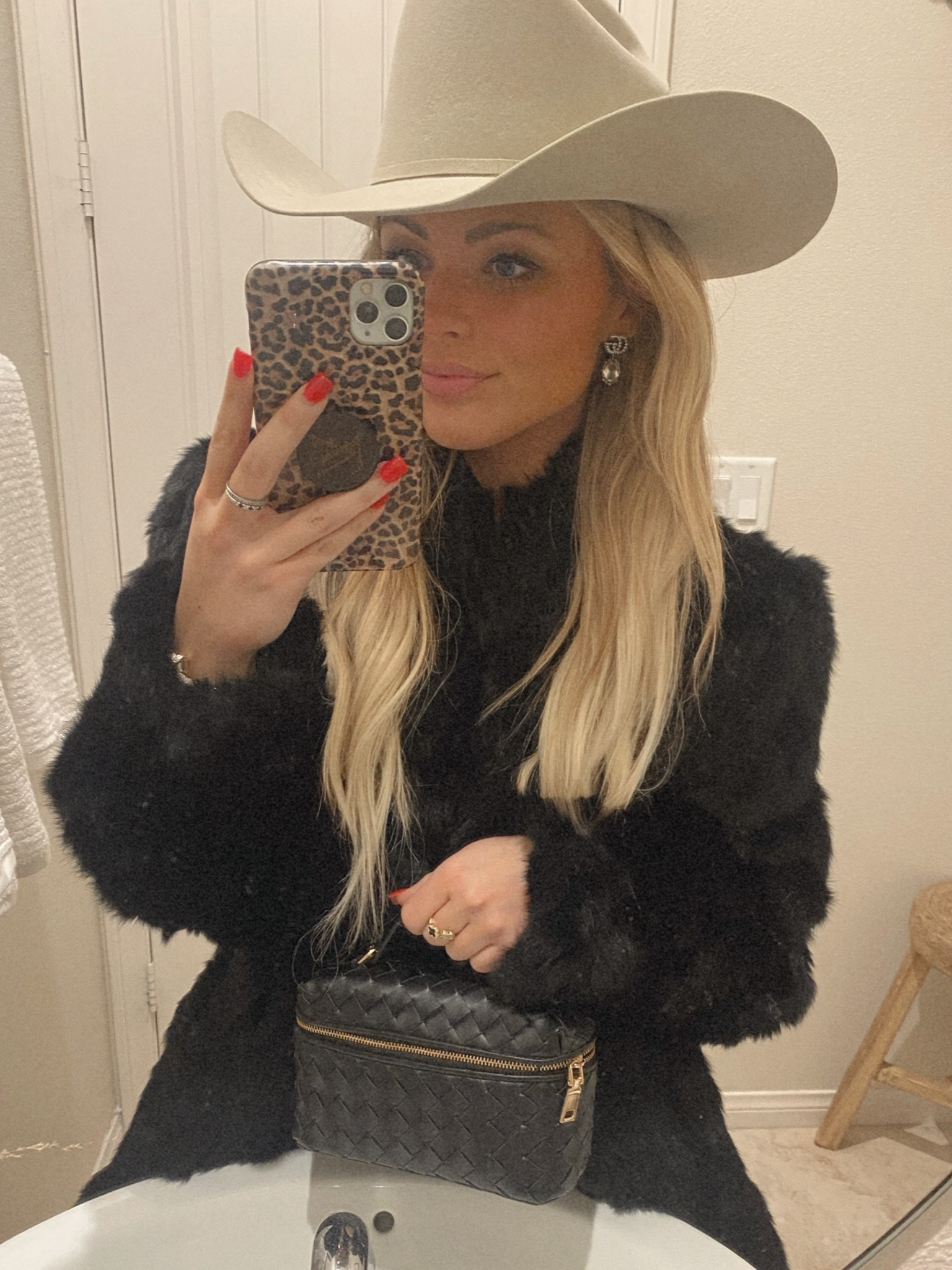 Coat is vintage! Bag is sold old but linked a similar one ✨

Fur coat styling, Stetson, Gucci#LTKstyletip

#LTKSeasonal