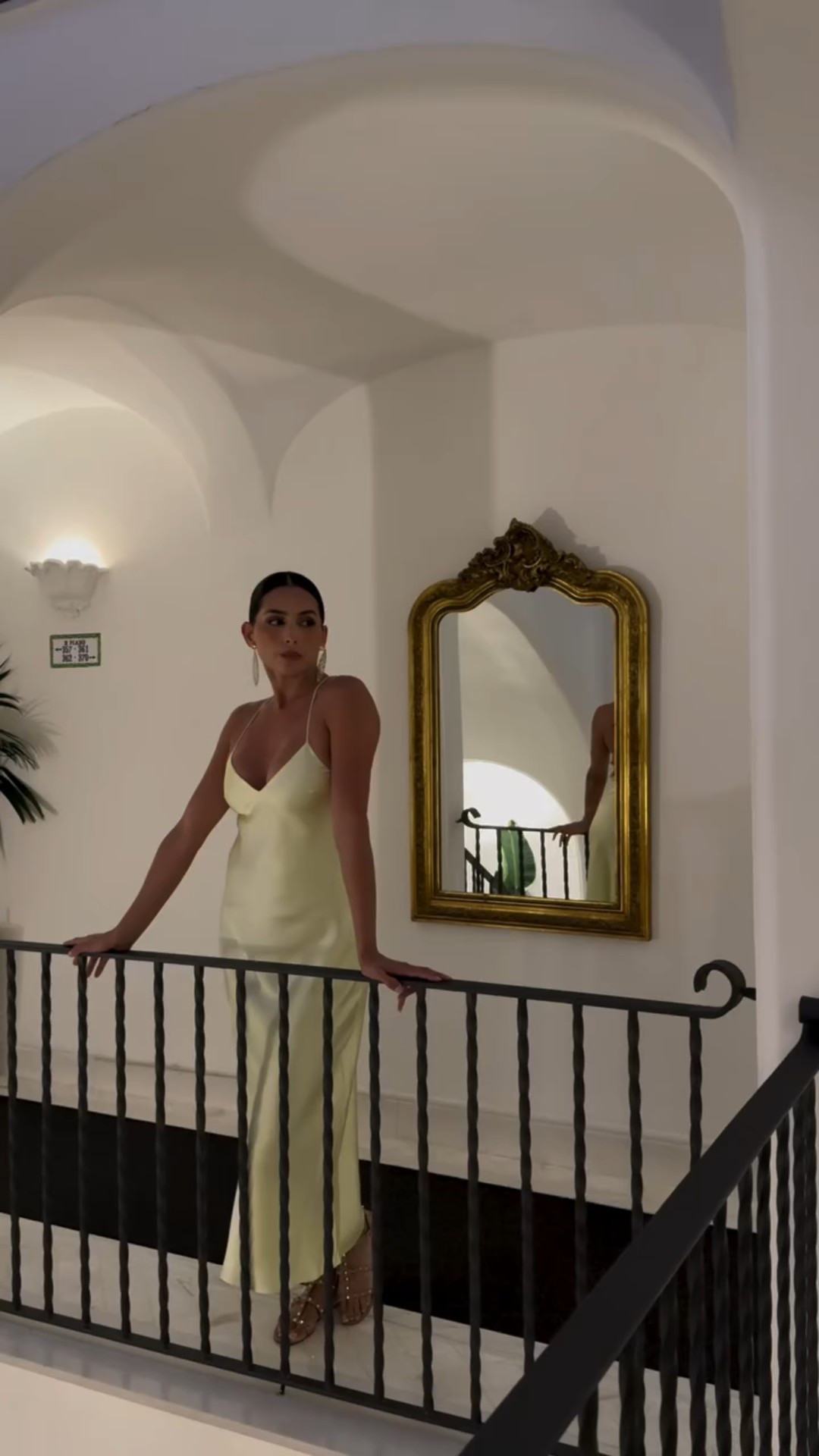 El espejo 🪞 no te juzga, solo devuelve la mirada de lo que llevas en el corazón 🫶🏼 
.
.
@zara
#obradedios #reflejo #espejo #amen #crecimiento #inspiracion #dios #bonito #inspirador #corazon #

#LTKTravel