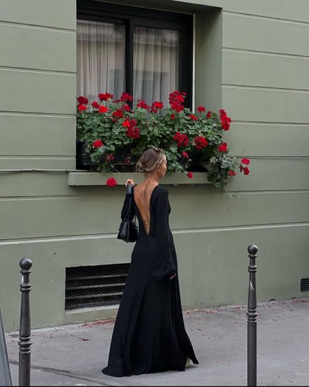 longue robe noire à manches longues et dos nu, robe dos nu, robe noire dos nu, maxi robe noire 

#LTKstyletip