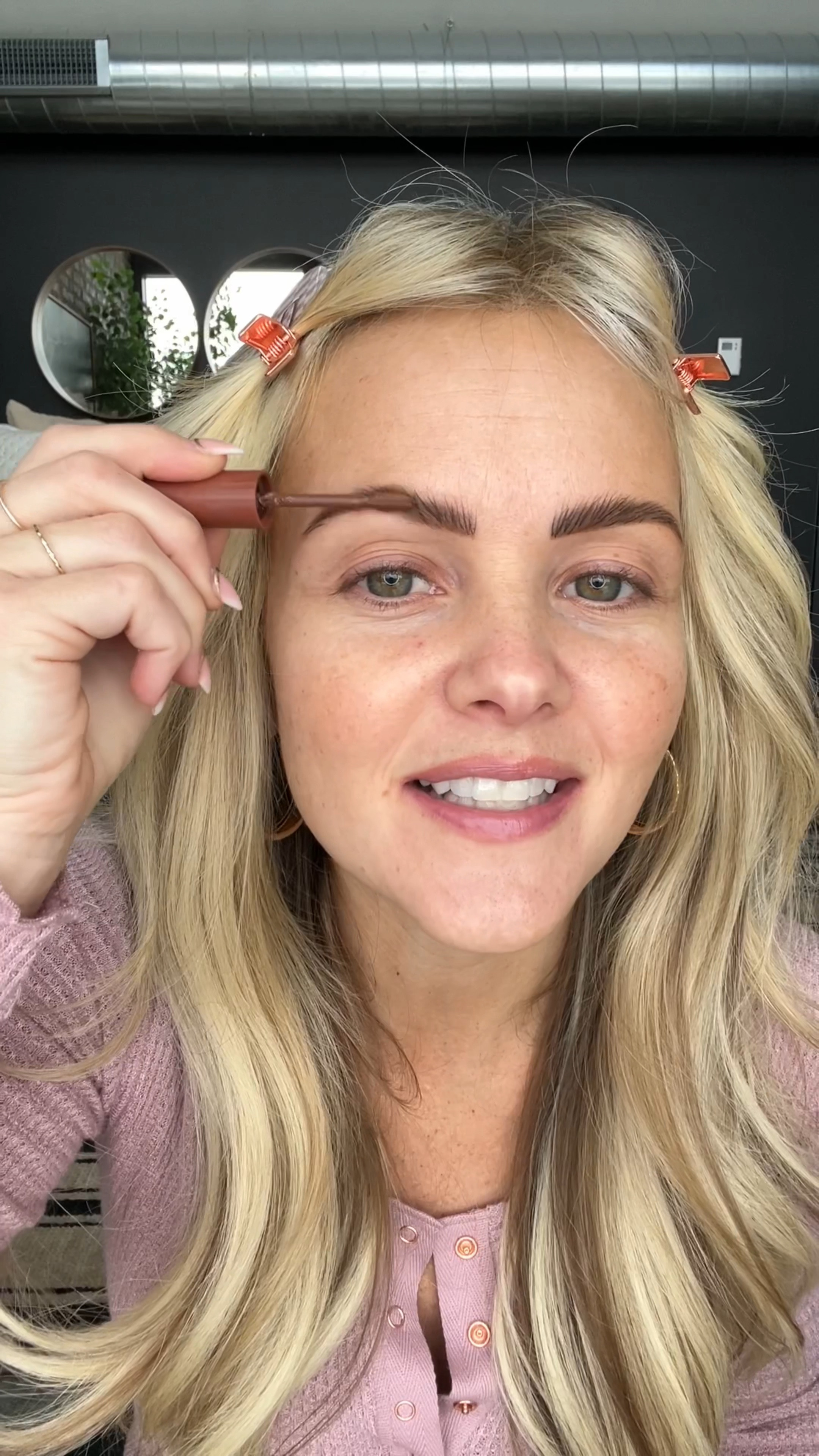 All about the brows ! 
For the trio beauty brow, as well as the L’oreal brow gel, i use the color Auburn.  For the I method hair stroke pen, i use the color dark brown ❤️ 