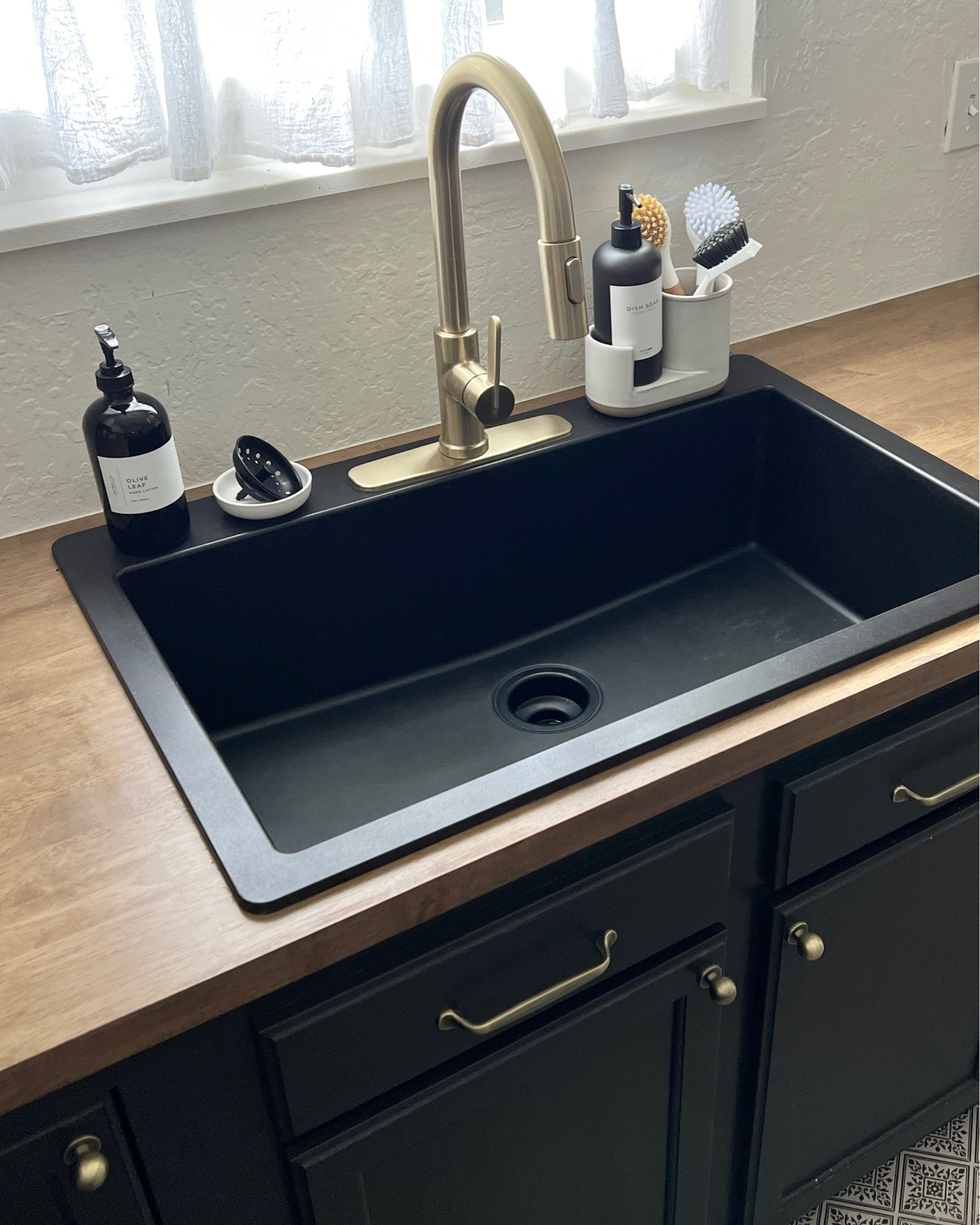 Kitchen Sink Details ✨

diy stained butcher black countertops single bowl black quartz sink brushed gold kitchen faucet hardware vintage kitchen home decor design

#LTKSaleAlert #LTKFindsUnder100 #LTKHome