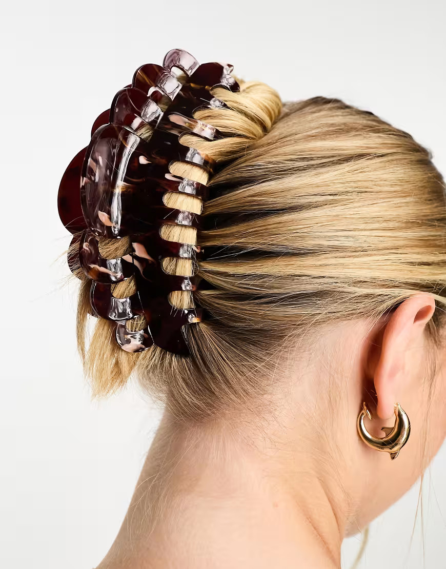 SUI AVA emma pretty giga hair claw clip in dark brown | ASOS (Global)