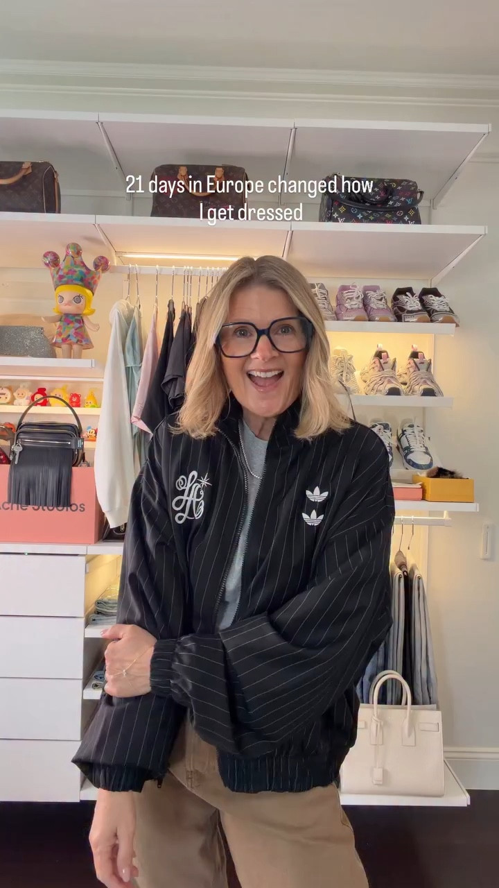 21 days in Europe made me realize… I don’t need more clothes, I need better ones.
Good denim. Great shoes. A strong jacket. And the bag that pulls it all together.

Currently reworking my closet—and letting go of what no longer fits the vision (thank you Vinted)