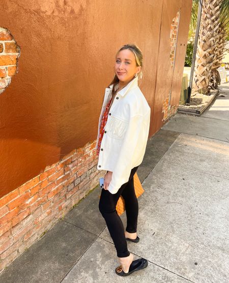 OOTD 🍁 SALE FINDS:
Levi's white fringe jacket: $35!
Free People blouse: $19.50!
Goyard-inspired tote: $40
Tory Burch flats: $128

#LTKworkwear #LTKsalealert #LTKSeasonal