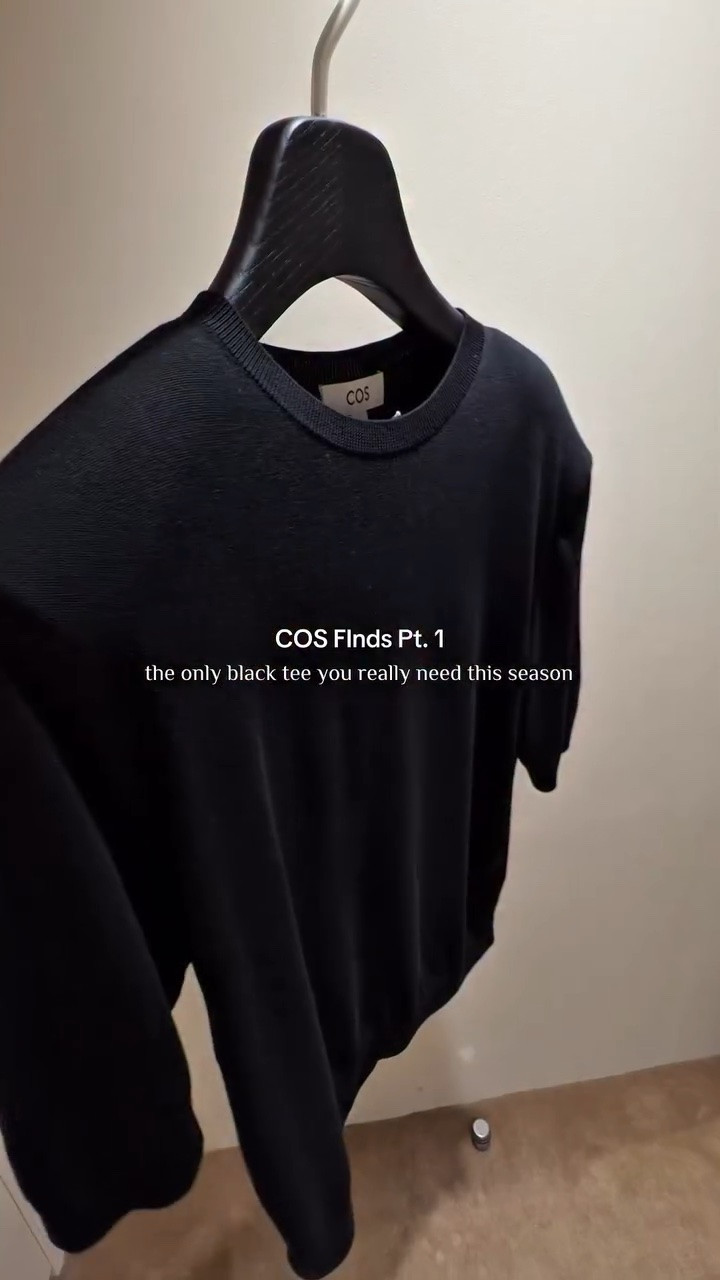 I wasn’t looking for another black T-shirt… but this one came home with me.
The sculptural fit and shoulder pads make such a difference. It’s one of those pieces that instantly elevates every outfit.
Safe to say… I’m obsessed. 😮‍💨🤌🏻 Pt. 2 is coming soon 👈🏻