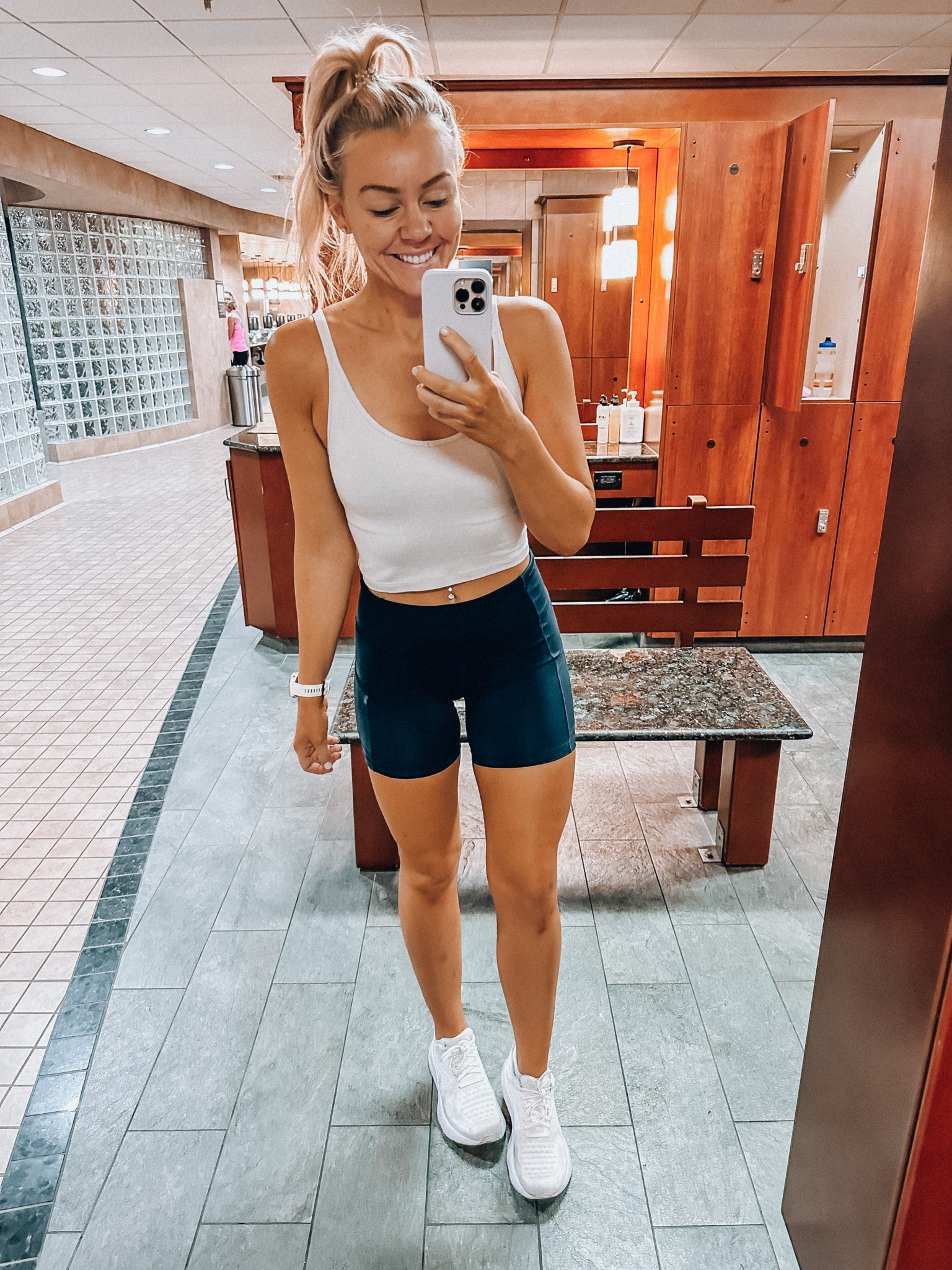 Workout clothes athleisure women’s fjtness vuori lululemon 

Vuori Top size M
(Lululemon shorts sadly discontinued) 