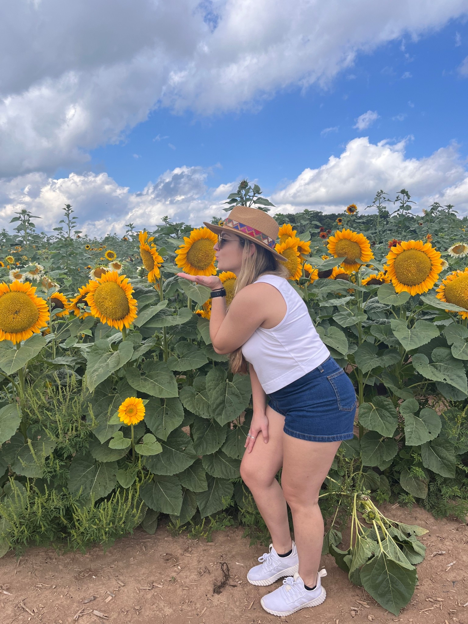 Sunflower field vibes in this effortless summer look 🌻☀️ 

Wearing my favorite white cropped tank top for women paired with classic high-waisted blue jeans — the perfect casual outfit for warm weather, day trips, and spontaneous photo ops! 💛 

This minimalist outfit is comfy, cute, and made for golden hour. Linked my summer basics, casual denim, and women’s tank top must-haves on LTK! 

Tap to shop your summer capsule wardrobe essentials 🌞 

#LTKSummer #LTKStyle #TankTopOutfit #BlueJeansLook #SunflowerFieldPhotos #CasualChic #MinimalStyle #CapsuleWardrobe #WeekendOutfit #SummerVibes #DenimAndWhite #FarmTripFashion #NaturePhotoShootOutfit #WarmWeatherStyle

#LTKSeasonal #LTKTravel #LTKFindsUnder50