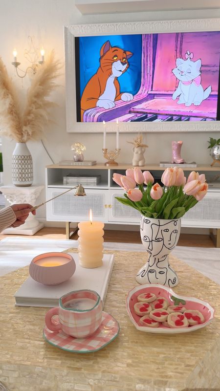 Cozy spring living room🏡🫖🍪🐈

#LTKhome #LTKVideo #LTKSeasonal