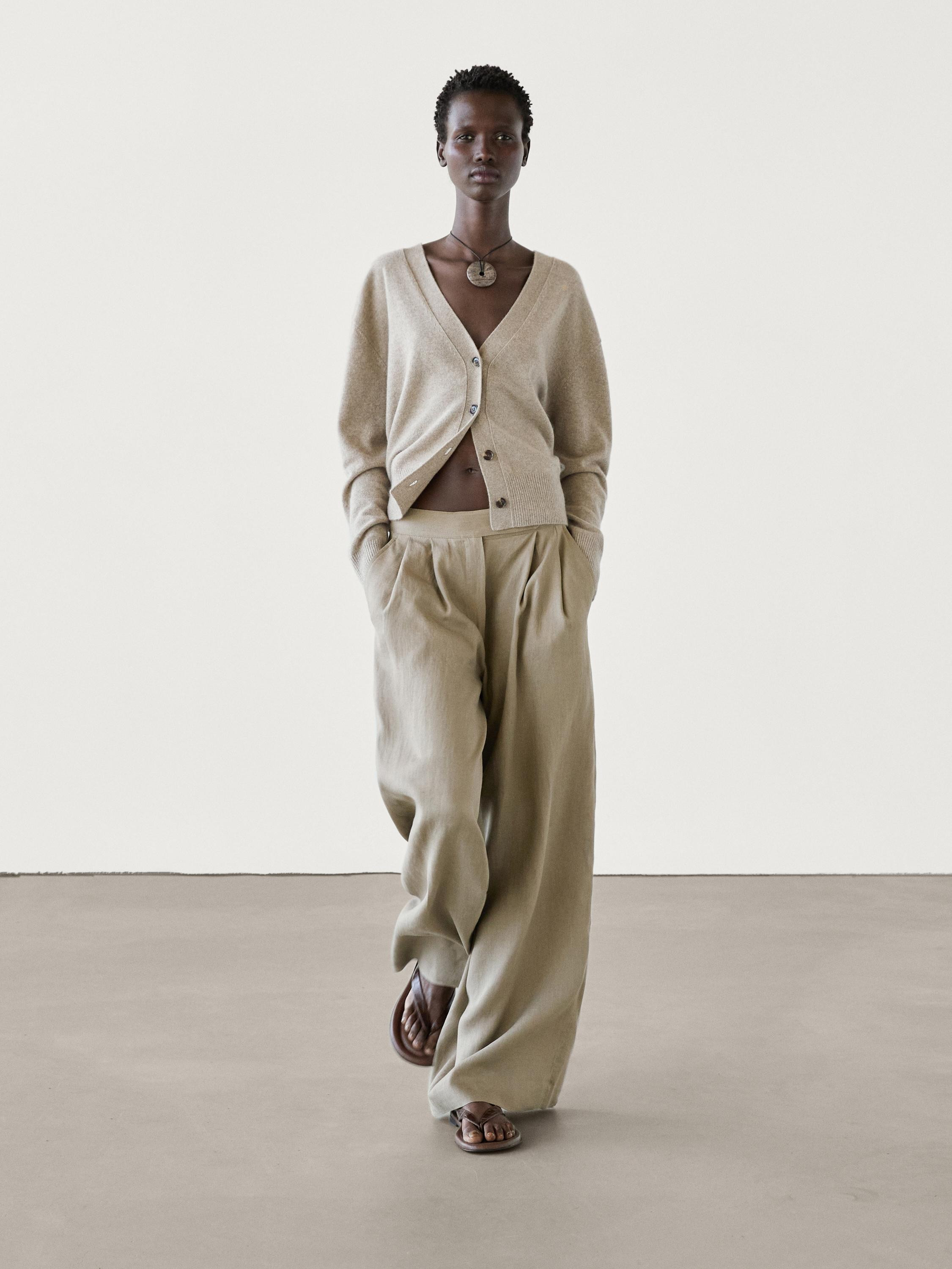 Cardigan aus Kaschmir mit V-Ausschnitt  189,00 € V-Ausschnitt. Lange Ärmel. Knopfverschluss. R... | Massimo Dutti DE