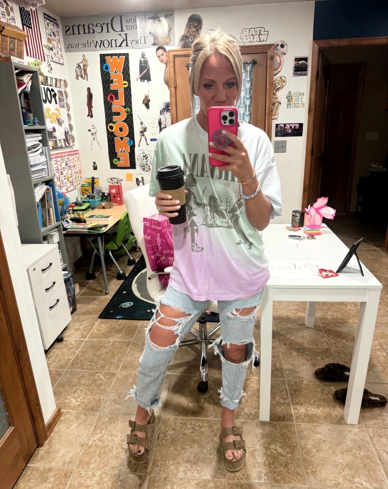 Chai tea latte first… everything else after ☕️🙌🏼
This oversized tee + ripped jeans combo is on repeat lately.

Easy, comfy, and still pulled together.

Exactly how I like it 🤍

#coffeeoutfit #momstyle #casualwear #ltkstyle #everydaylooks #simpleoutfits



#LTKOver40 #LTKmomlife #LTKootd