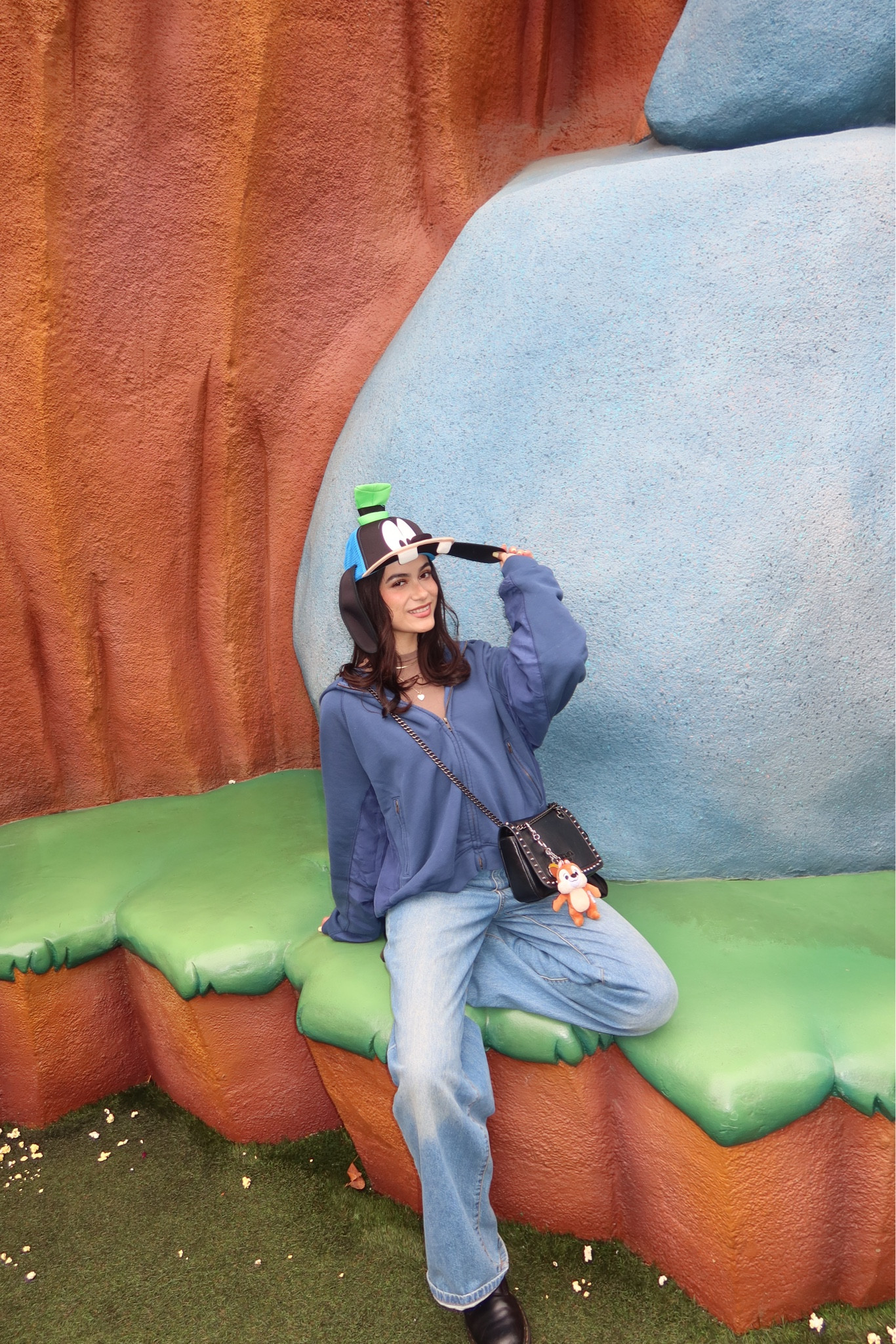 Comfy casual Disney fit! I’m wearing a size medium in the zip up for an oversized moment 💙