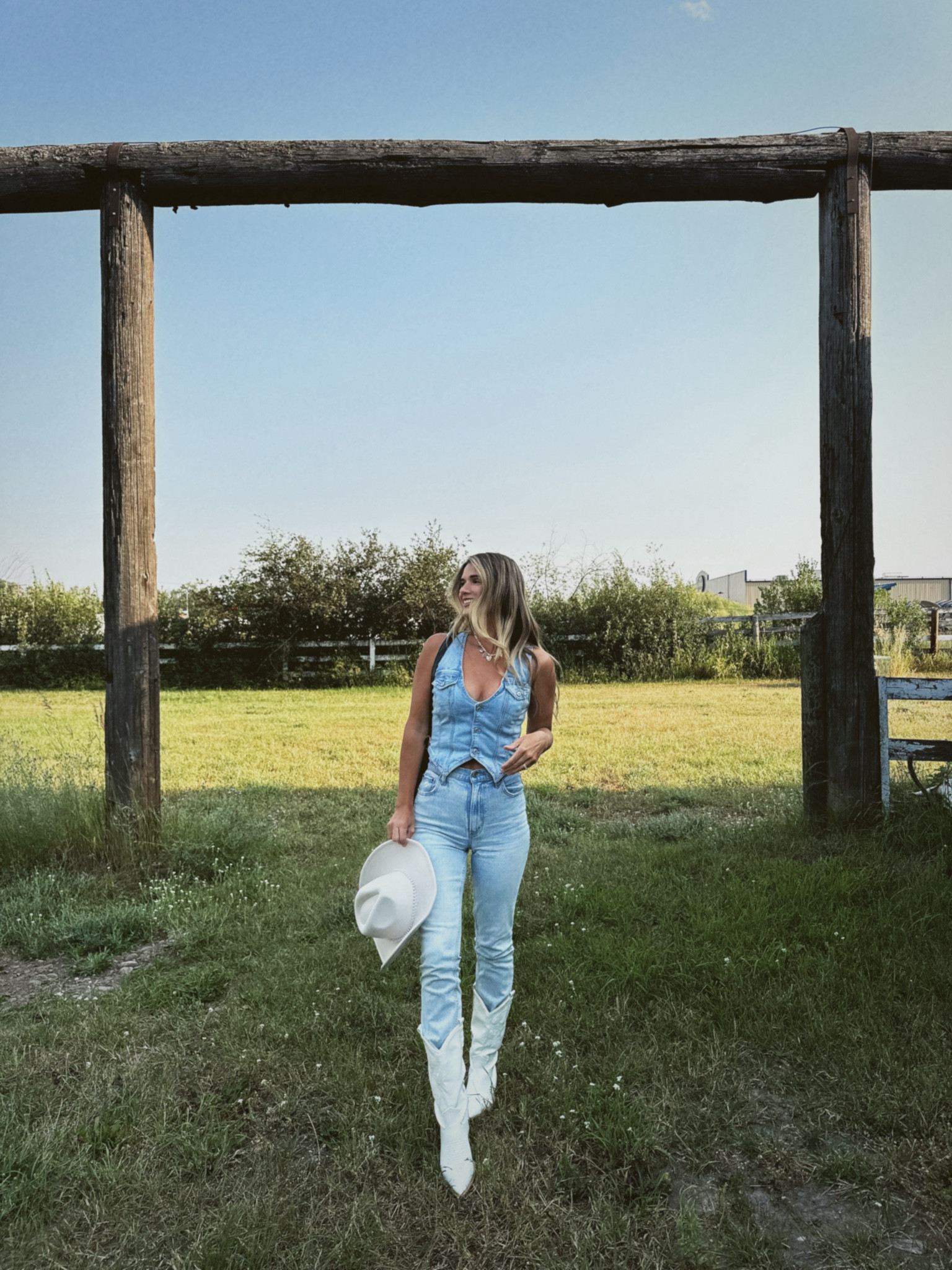 Rodeo ready🤠

Rodeo outfit, rodeo style, cowgirl aesthetic 