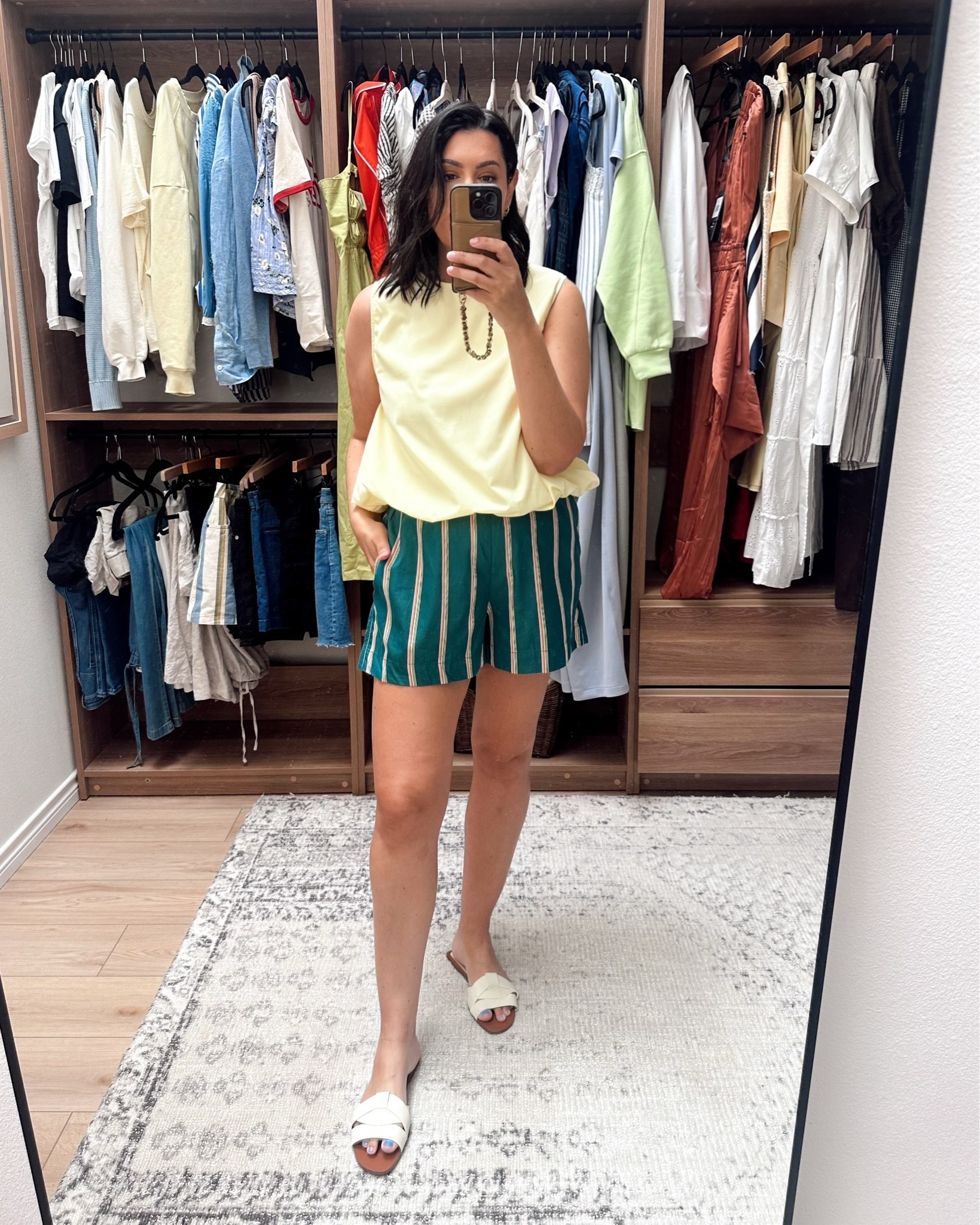 There is the smallest amount of yellow in the stripe of the shorts and it matches this top perfectly 💛

I’m in the large of each!