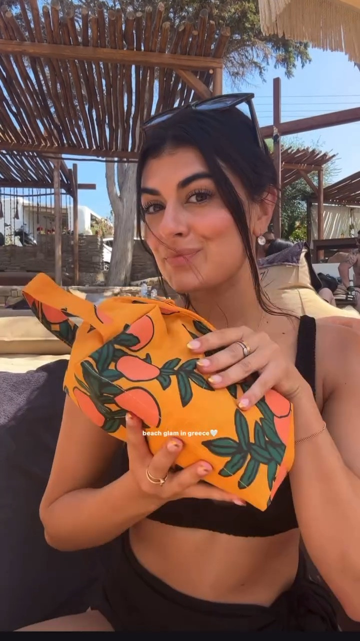 Get ready with me beach makeup look!

@summerfridays hydrating mist 
@imageskincare sun serum 
@charlottetilbury pinkgasm light wand
@tweezerman curler 
@hudabeauty lip contour terracotta 
@dior dior addict lip maximizer 
@summercamp facial sunscreen mist

#beachmakeup #grwm #greece #nomakeupmakeup #whatsinmybag #beachbag

#LTKVideo #LTKBeauty #LTKWedding