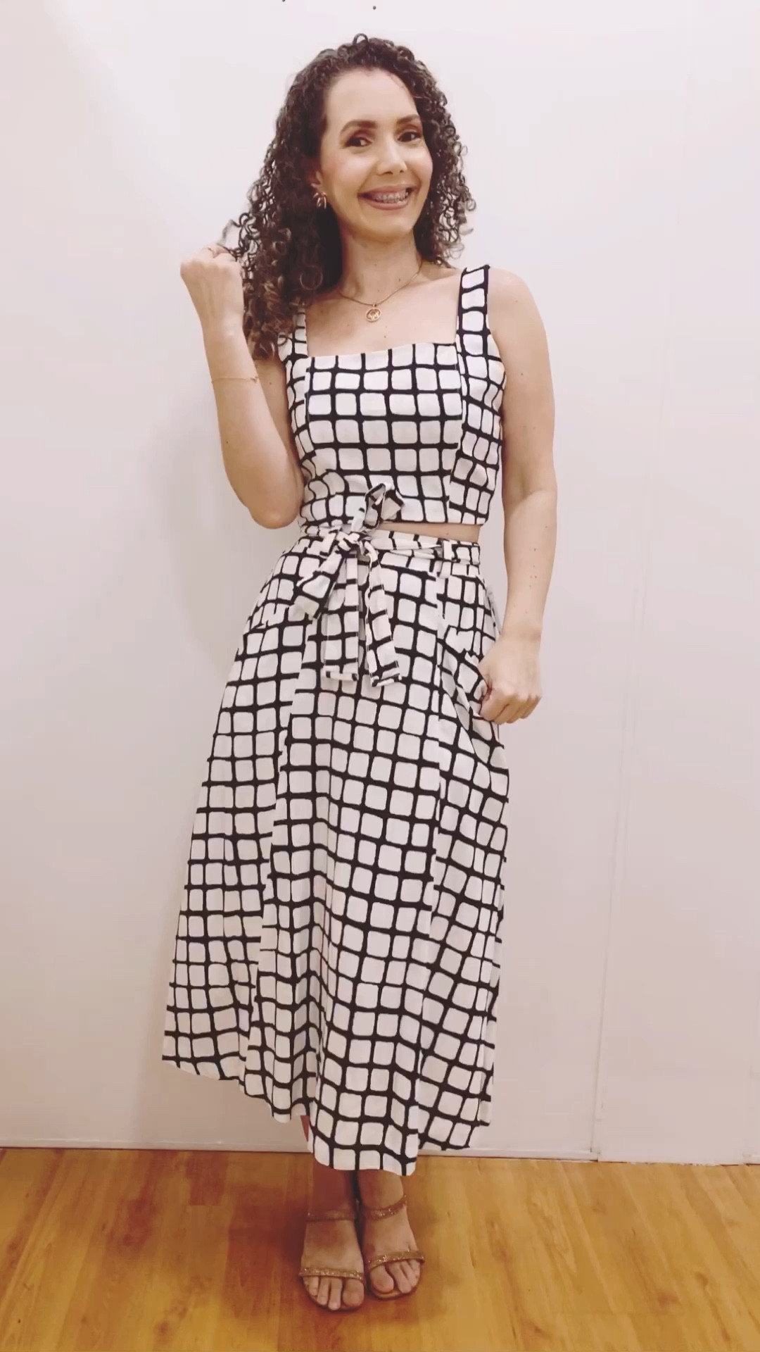 Provador fashion de hoje: conjunto preto e branco para arrasar no verão!
Saia com estampa quadriculada em preto e branca, com modelagem em evasê e com faixa de amarração na cintura. 
Já o cropped possui alças médias (perfeito para usar com sutiã) e tem lastex nas costas, sem contar com o decote quadrado para valorizar o busto. 
(Peças vendidas separadamente.)
#imagemeestilo #provadorfashion #provadorriachuelo 

#LTKdicadeestilo #LTKbrasil