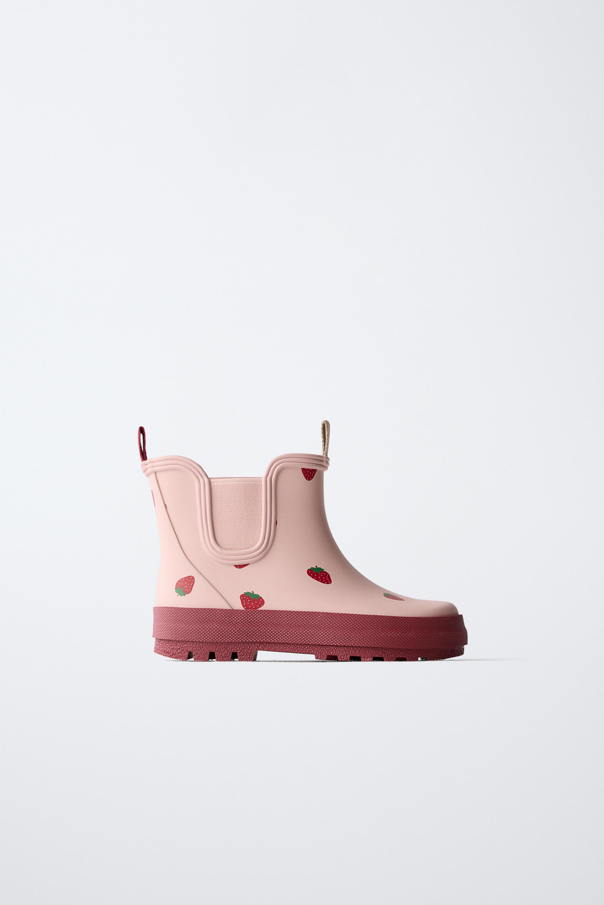 STRAWBERRY RAIN BOOTS$ 39.90Pink | 6005/630/050Add to cartAddStrawberry print rain boots. Feature... | Zara US