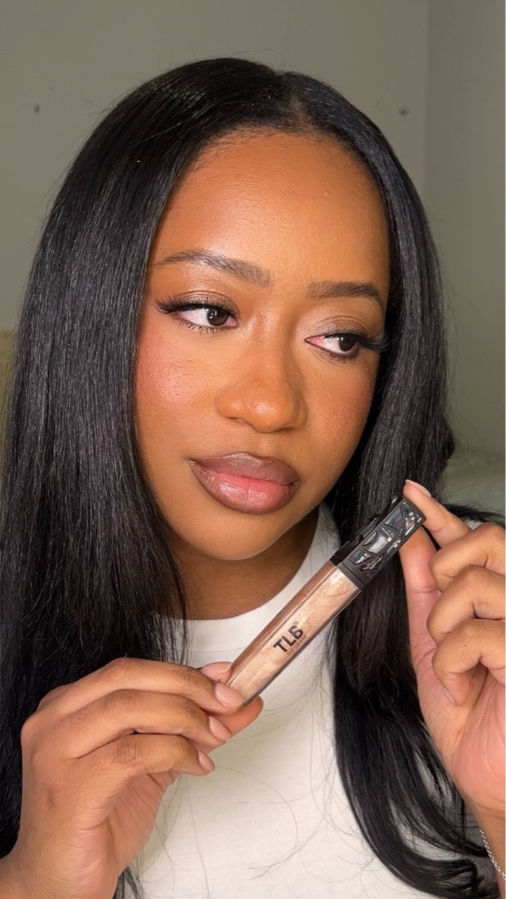Why not more shine?
Tried the new @thelipbar x @cocojones collab and I have one word: WOW.
The perfect pinky brown combo topped with that luminous gloss? A flawless finish every time.

📌 Save this combo if you like pinky brown combos like me

#TLBxCocoJones #WhyNotMore #WhyNotMoreShine #TLB #CocoJones