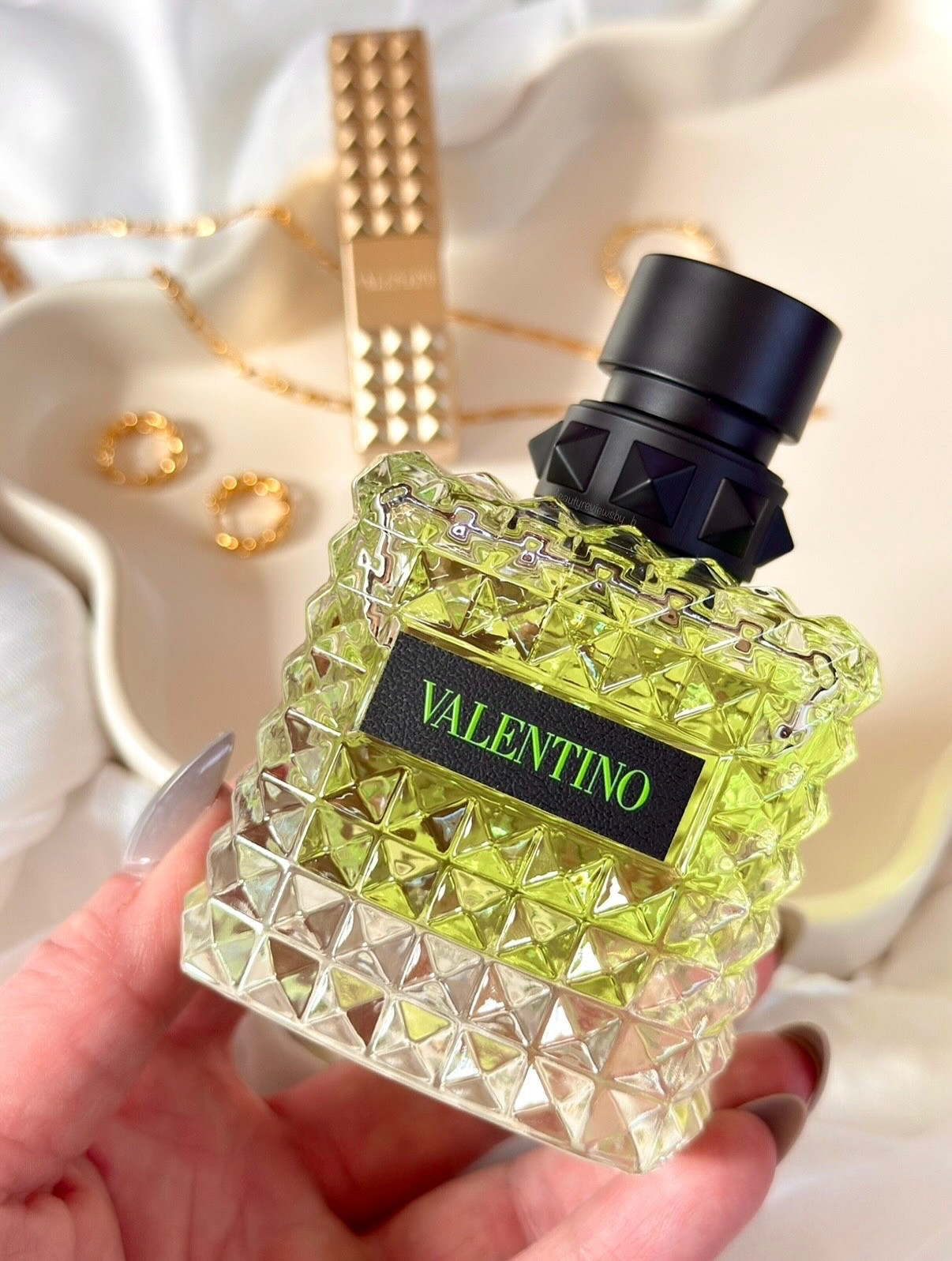 #GiftedByValentinoBeauty

A fragrance that brews up something different. 🌿

Meet Valentino’s Born in Roma Green Stravaganza - a recent addition to my collection. It opens with a lovely Lapsang Souchong Tea note that instantly pulls you in — it’s what makes this fragrance stand out among the other Born in Roma scents. Once it settles into the skin the jasmine gives it this luminous floral edge, and the dry down settles into a cozy warmth with vanilla lingering on the skin. The way the notes come together makes it easy to wear while still feeling unique.

Would you try a tea forward fragrance like this? 🍵🌿

Created by @beautyreviewsby_b - Sharing without permission is prohibited. 

#ValentinoBeauty #ValentinoBornInRoma #BornInRoma #GreenStravaganza #PerfumeReview #FragranceCollection #PerfumeFlatlay #FragranceWardrobe #PerfumeLovers #TeaFragrance #FragranceEdit