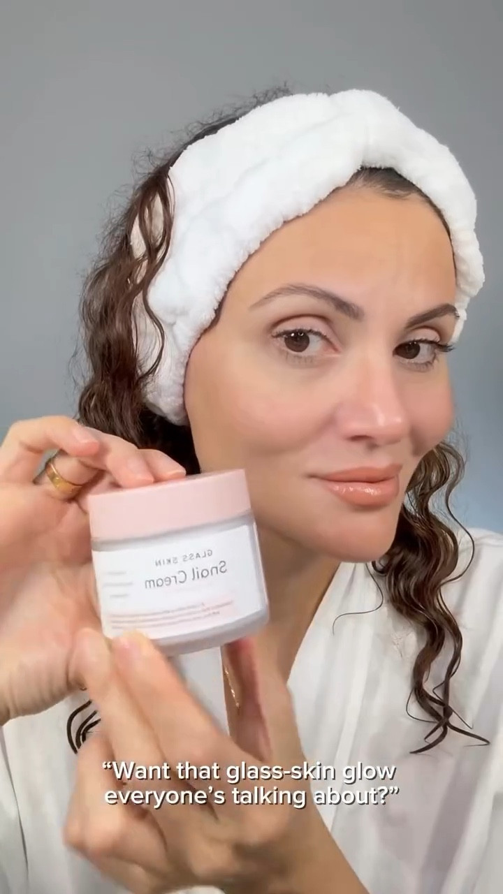 “𝐖𝐚𝐧𝐭 𝐆𝐥𝐚𝐬𝐬 𝐒𝐤𝐢𝐧? 𝐆𝐥𝐨𝐰 𝐒𝐭𝐚𝐫𝐭𝐬 𝐇𝐞𝐫𝐞 ✨”

Powered by snail mucin, this cream delivers lightweight hydration my skin absolutely loves.
I use it every morning and night to smooth, brighten, and soften my complexion.
It absorbs quickly and gives me that healthy glow — without the greasy feel ✨

@dear_boo

#DearBoo #GlassSkin #SnailMucin #GlowingSkin #SkincareRoutine #HydratedSkin #RadiantSkin #BrighteningCream #KBeautySkincare #LTKCreator #UGCCreator #UGCBeauty #BeautyContentCreator #HealthyComplexion #SkincareAddict
