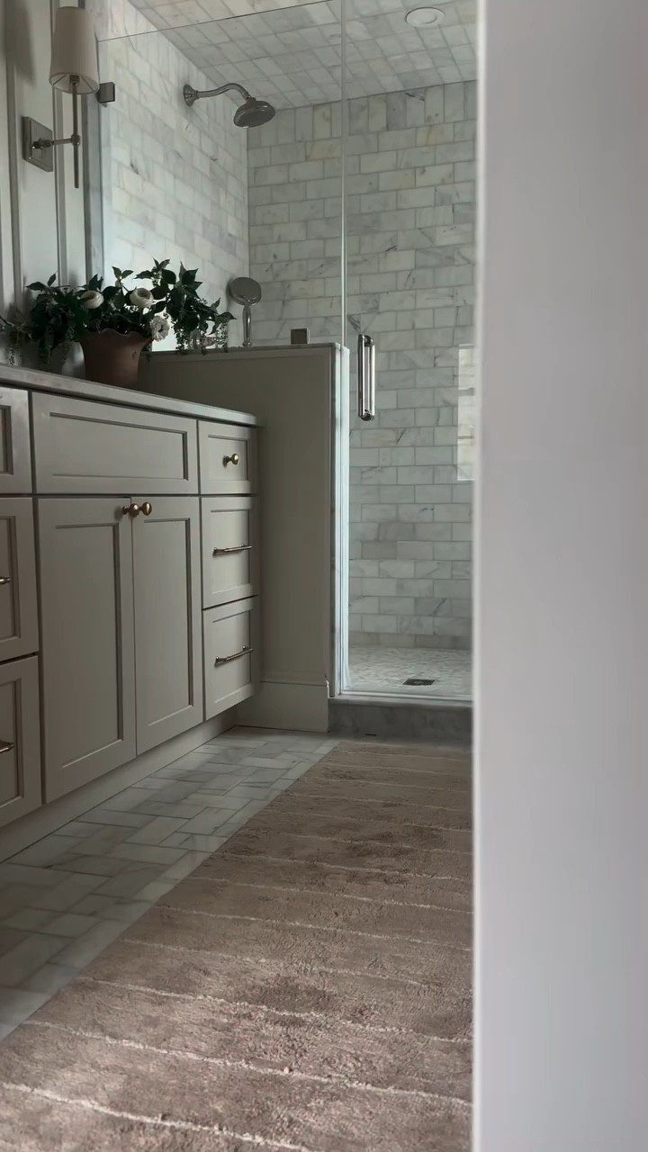 Leveled up the comfort in our primary bath  with this simple beauty from @houseofnoa_ 🤍 They offer mats in many colors and sizes, fit for all bath needs! Easily shop from your messages by commenting MAT 

#traditionalhome #bathroomstyling #marblebathroom #classicbathroom #bathmat