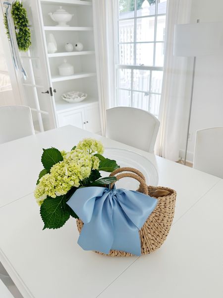 Easy summer hostess gift! Straw purse is from Amazon, add your favorite flower, a cookie or baked good and tie a big bow! You’re all set!💐🎀