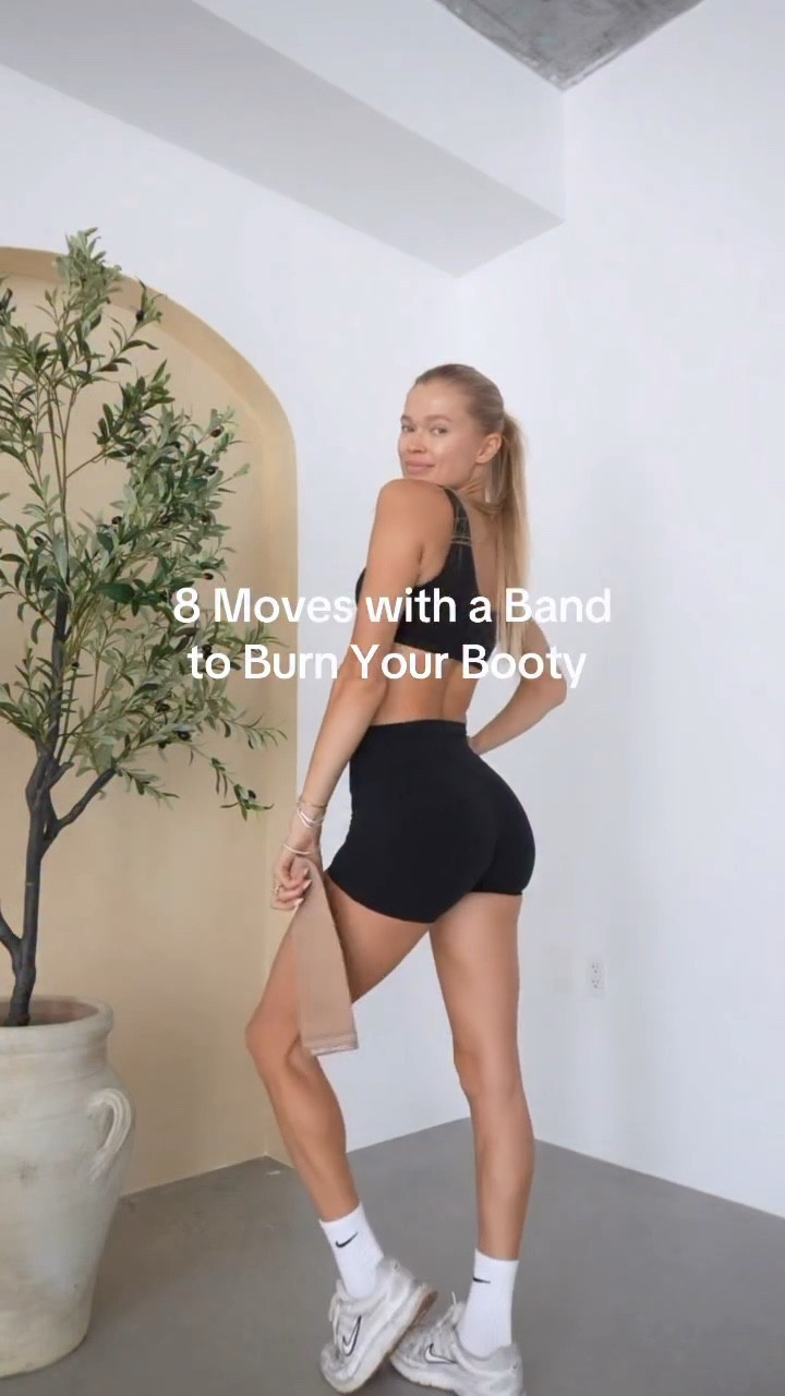 If I only had 20 minutes and a resistance band… this is what I’d do 🍑

Repeat the circuit 3 times (45 sec per move) with rest 20 sec between each

#bootyburn #glutesworkout #resistanceband #workoutsforwomen #athomeworkouts 

#LTKActive #LTKU #LTKBeauty