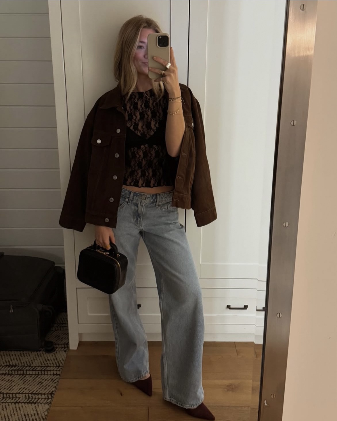  din ootd!

zara suede kitten heel slingbacks, superdown baby tee, levi’s low rise jeans 

#LTKShoeCrush #LTKFindsUnder50 #LTKStyleTip