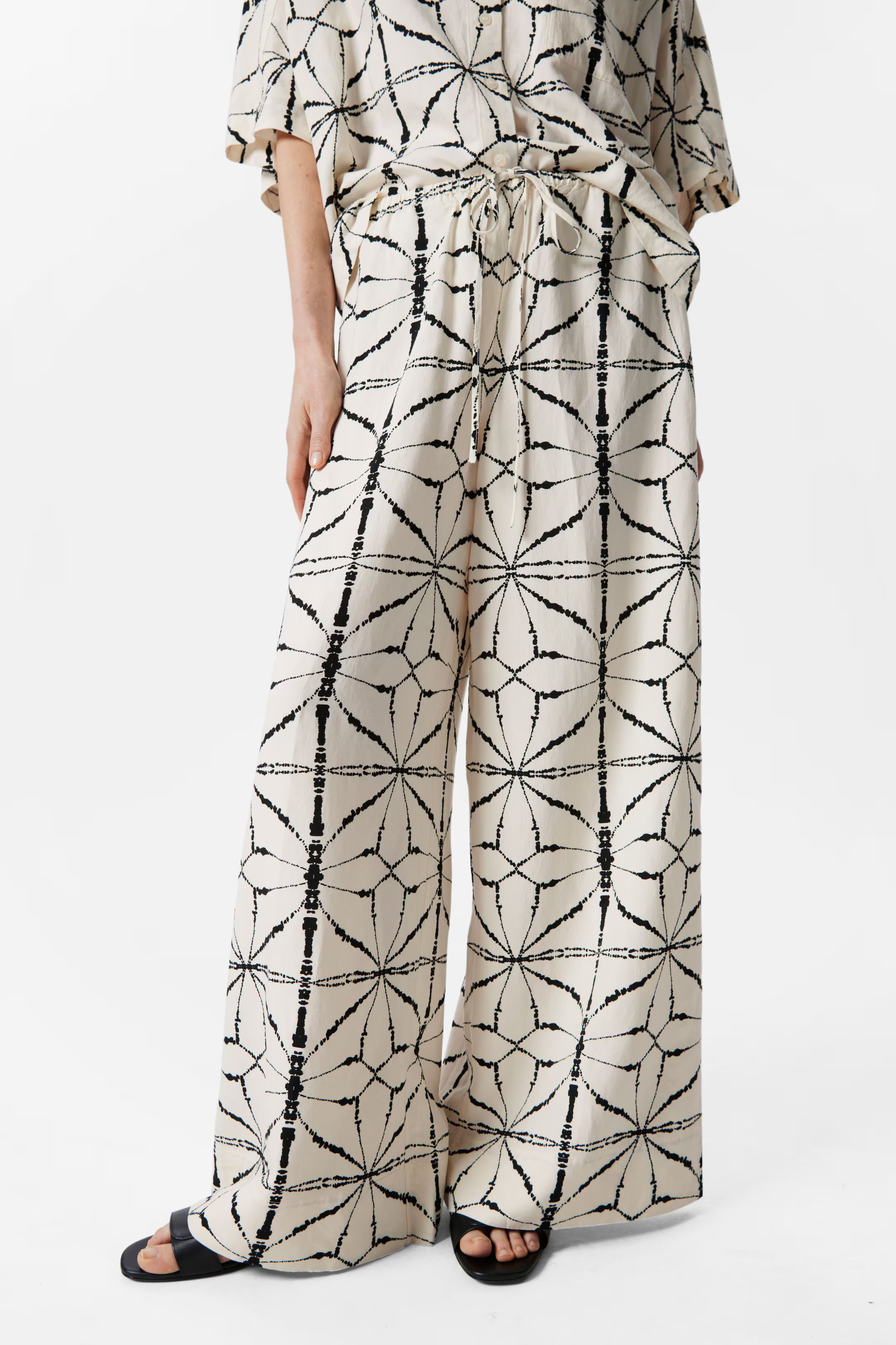 Relaxed Drawstring Trousers | H&M (UK, MY, IN, SG, PH, TW, HK)