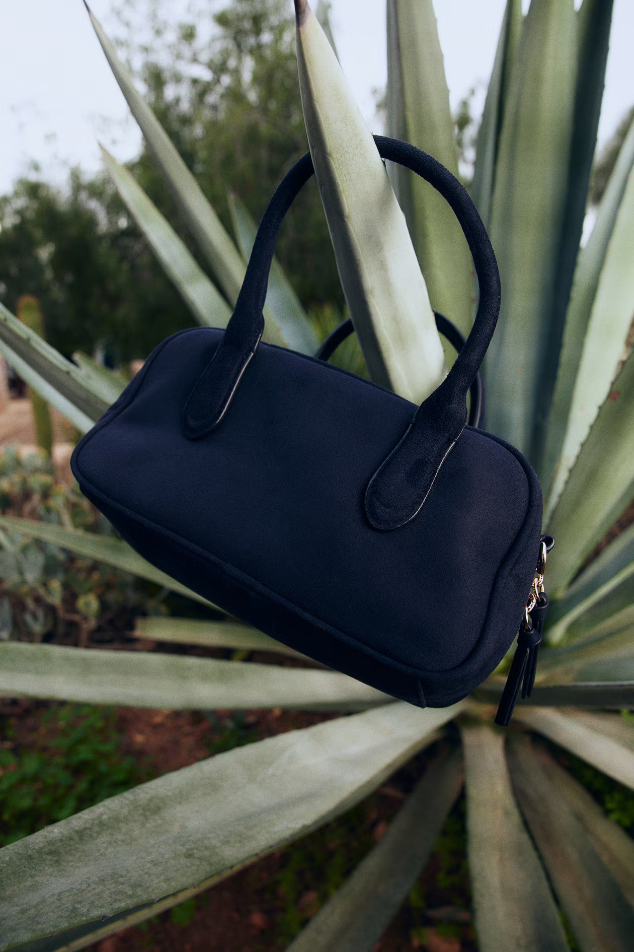 Napped crossbody bag - Navy blue - Ladies | H&M GB | H&M (UK, MY, IN, SG, PH, TW, HK)