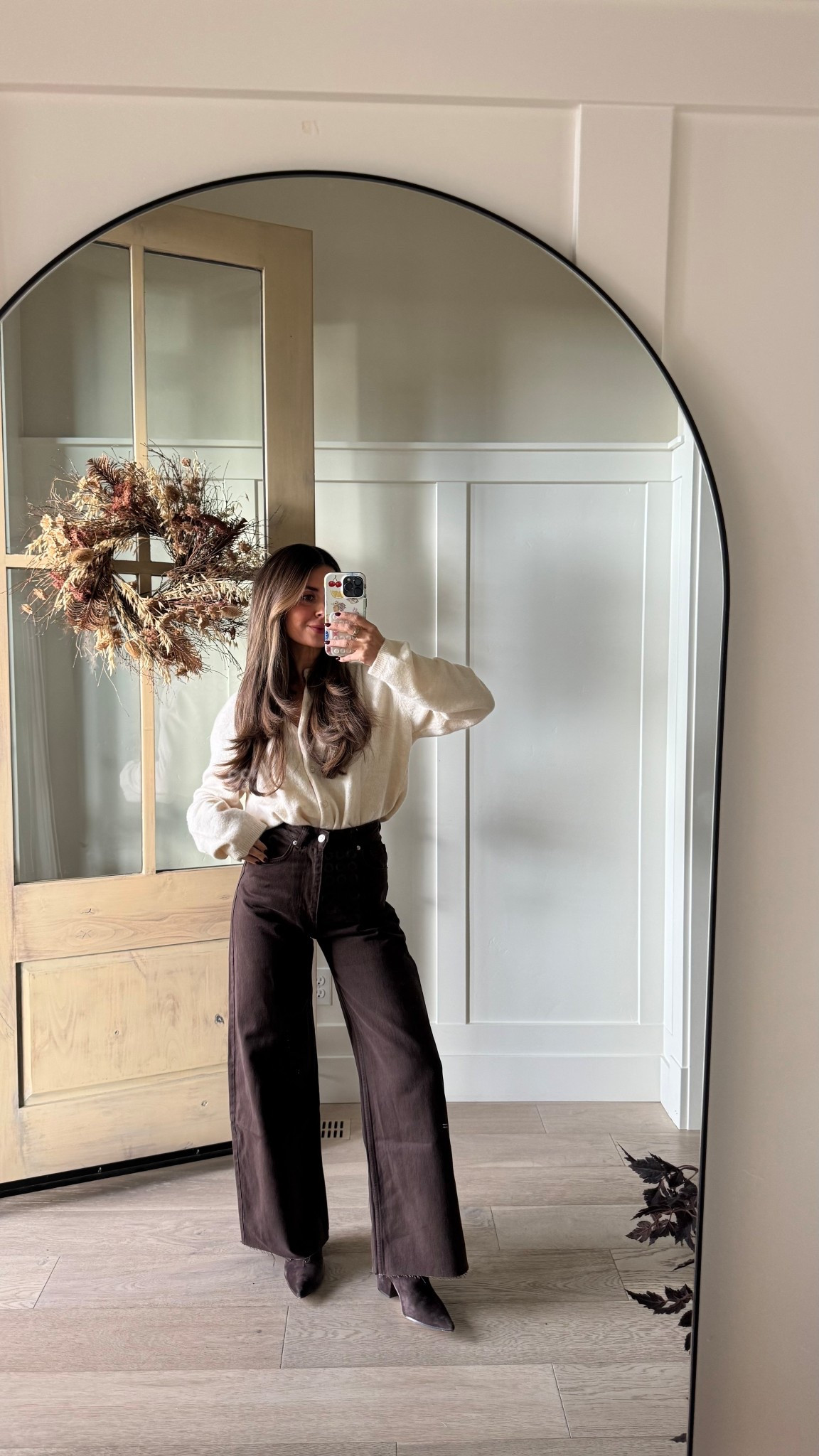 Saturday’s dinner ootd! Wearing a size medium in the cardigan! Jeans are Zara & wearing a size 25! They run really long so i cut them! My fave brown suede boots & linked my fall lippie combo!