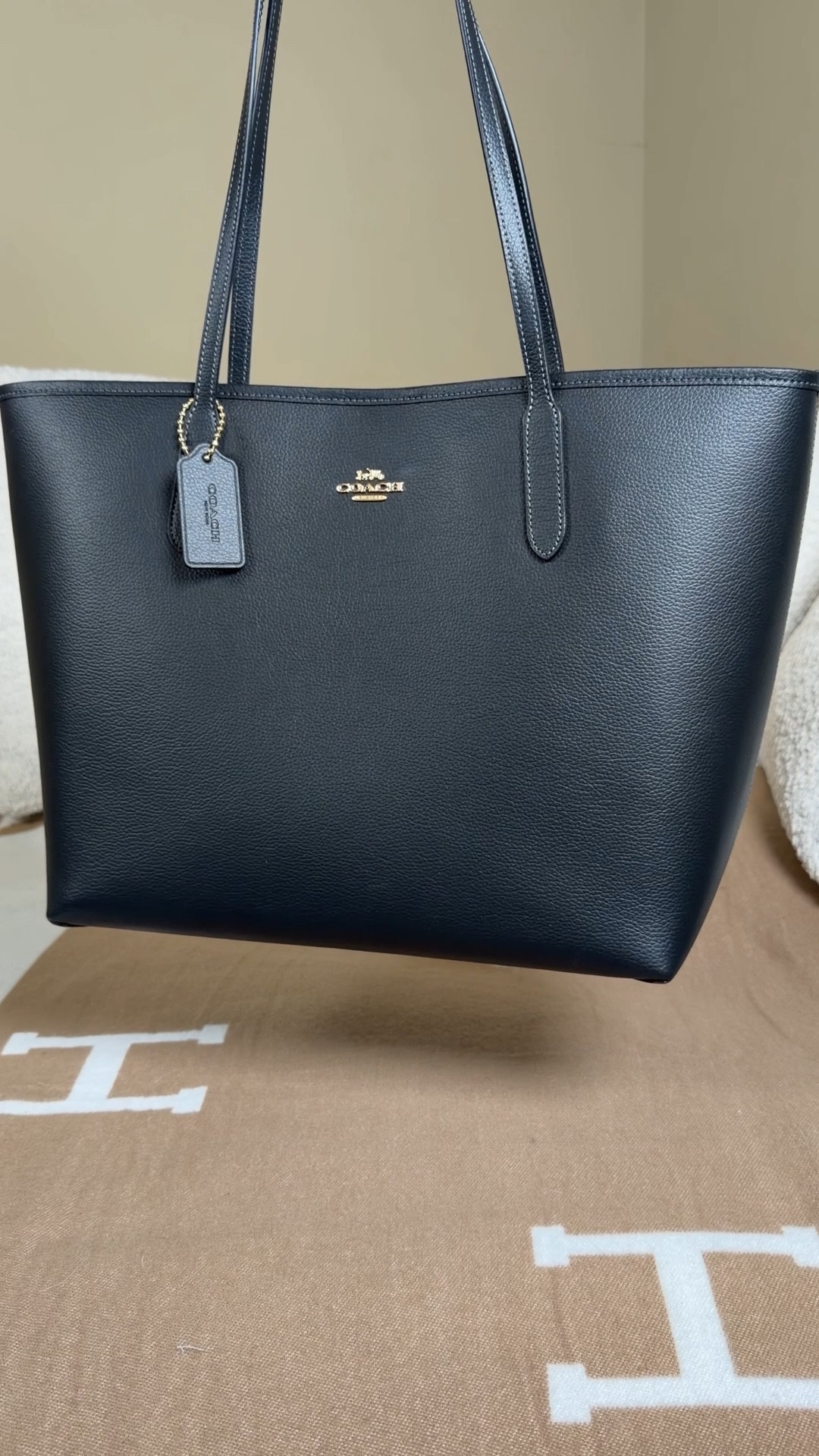 Unboxing my latest Coach Outlet bag 😍

Neverful who?! The Coach city tote is the perfect everyday/work tote to carry everything you need. I got the black because what’s more chic than a nice quality black tote?!? 🖤 Coach also sells bag inserts that go in the tote which, yall know how much I love bag inserts!

The Coach City tote is made of double sided leather so the beautiful burgundy red inside of the bag is als leather making it durable and easy to clean out! 

The tote insert comes with multiple pockets and even had 2 cup holders! 