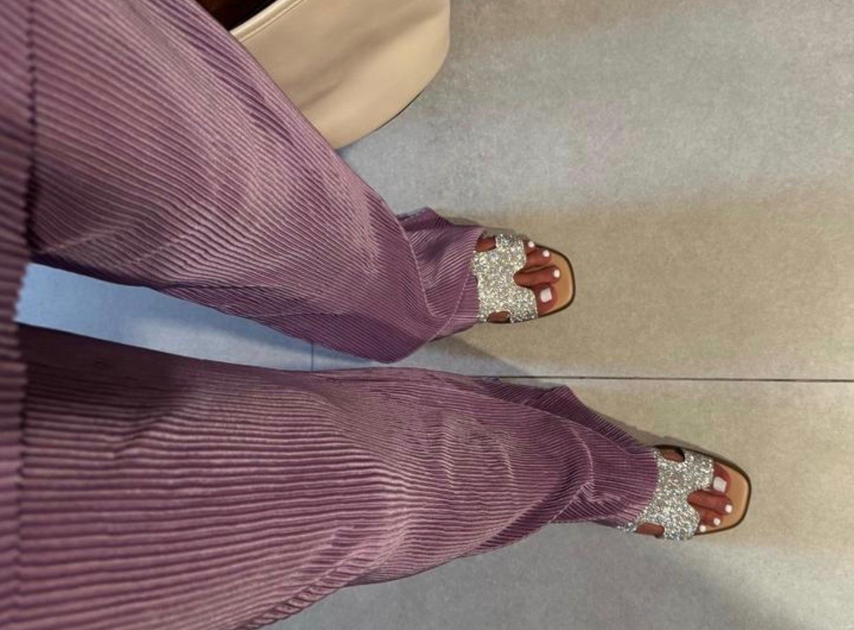 A little sparkle makes everything better! ✨ Loving these glittery silver sandals paired with mauve ribbed wide-leg pants. The perfect combination of comfy, chic, and a little extra glam!
#SparklySandals #SilverSandals #WideLegPants #RibbedPants #CasualChic #EverydayStyle #OutfitDetails #StyleInspo